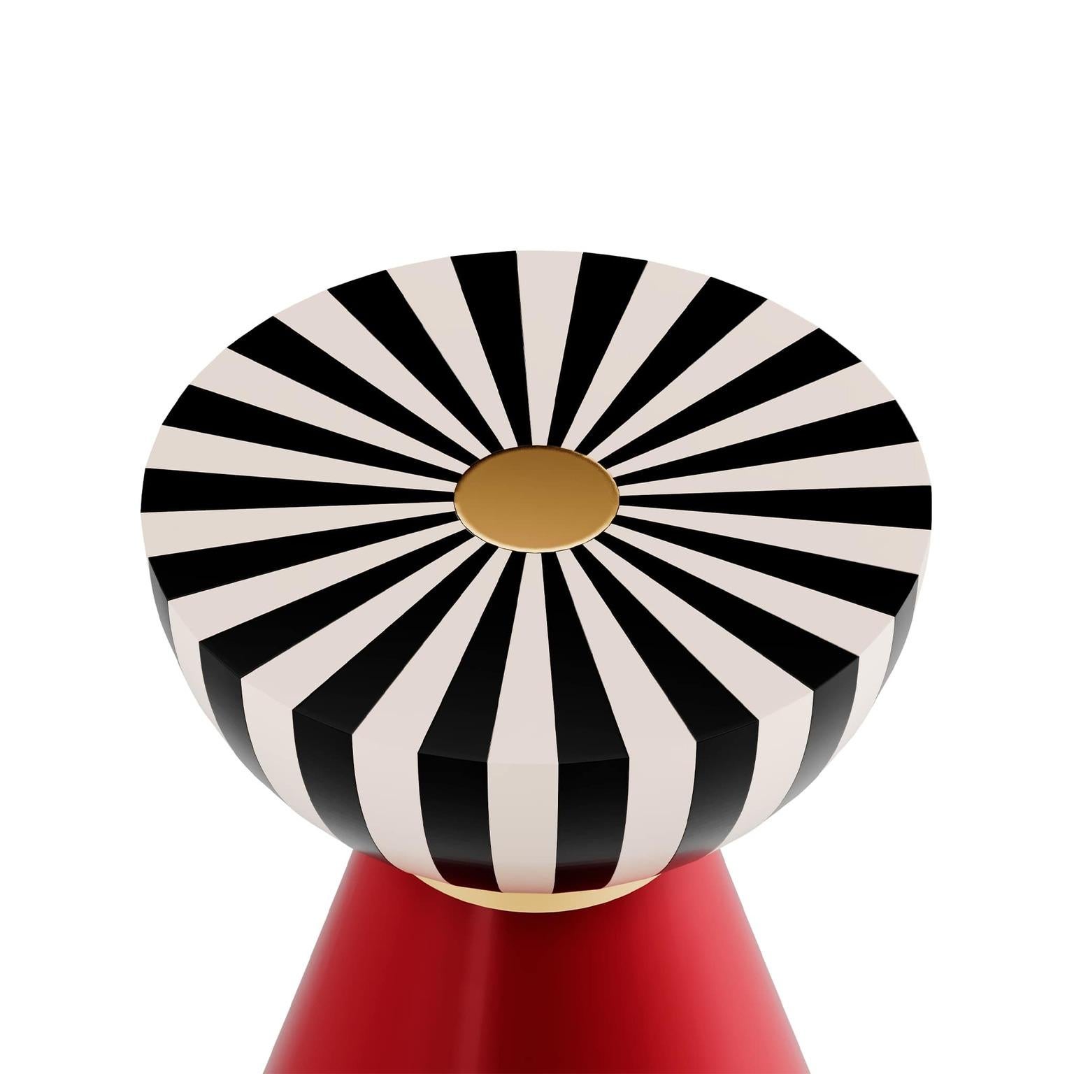 Moderner runder Beistelltisch Schwarze und weiße Platte, roter Sockel, Gold  Einzelheiten

Fuschia II Beistelltisch Ruby ist der ideale Cocktailtisch für Wohnräume mit skurriler Eleganz. Mit Schichten von mutigen Formen und kühnen Texturen. Der