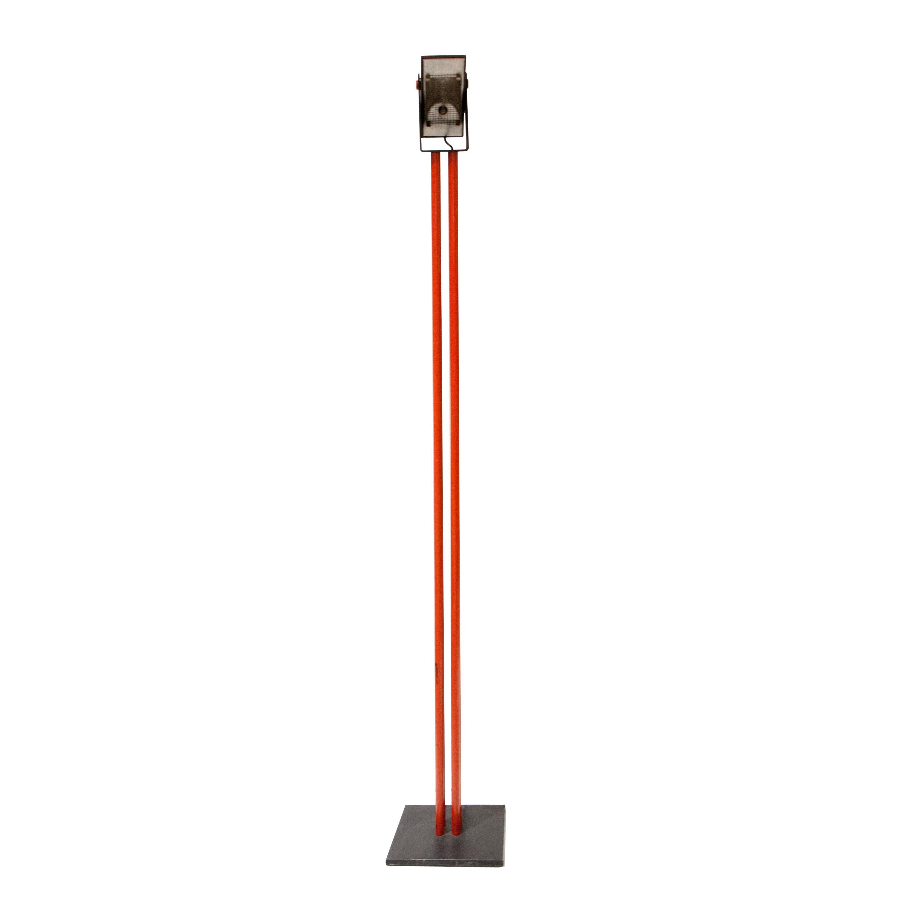 Memphis style halogen floor lamp. The lamp is composed of a structure of four iron bars lacquered in red with a base and upper finish in black. At the top it has a mobile light point of adjustable intensity.