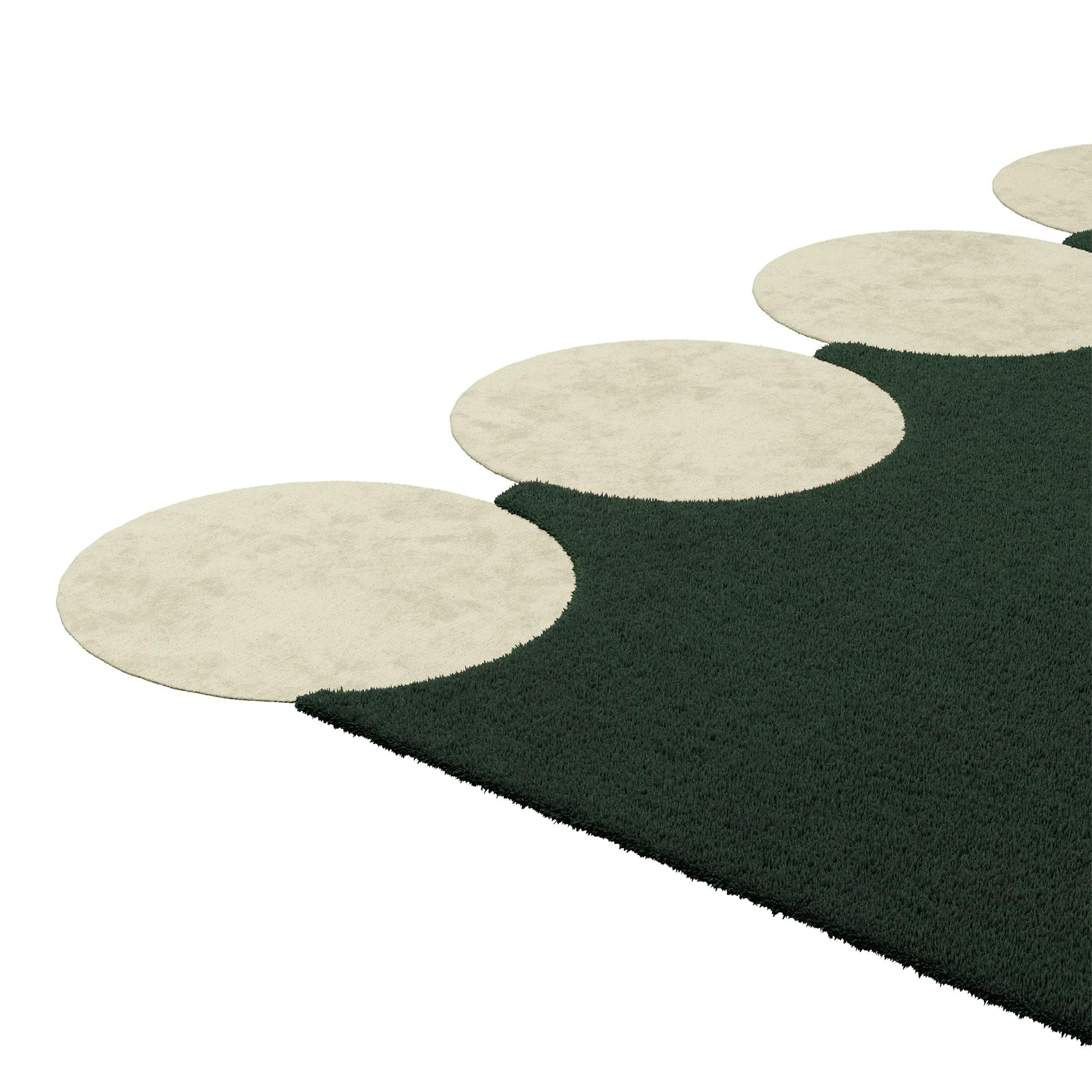 Tapis Shaped #047 ist ein Teppich im Memphis-Design-Stil in trübem Grün und Off-White, einer klassischen und doch raffinierten Farbkombination.
Mit seiner rechteckigen Form und den drei kleinen Kreisen an jeder Kante ist dieser Memphis Design-Stil