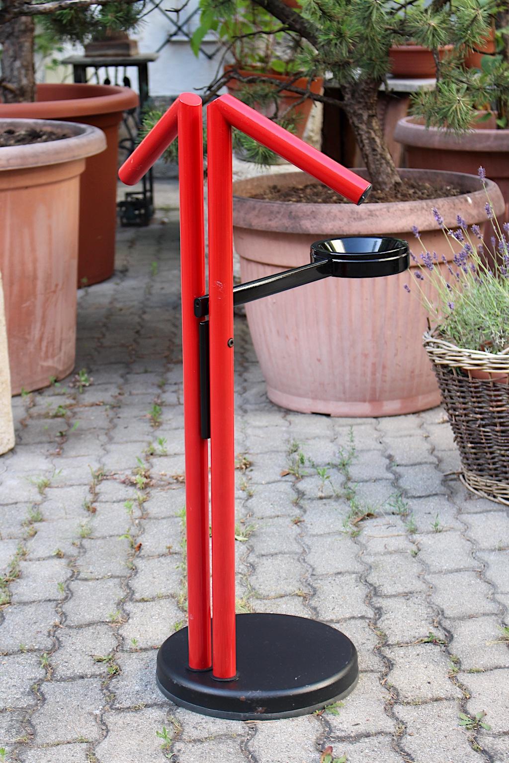 Modern Memphis Style Vintage Red Black Metal Valet, 1980s, Italy In Good Condition For Sale In Vienna, AT