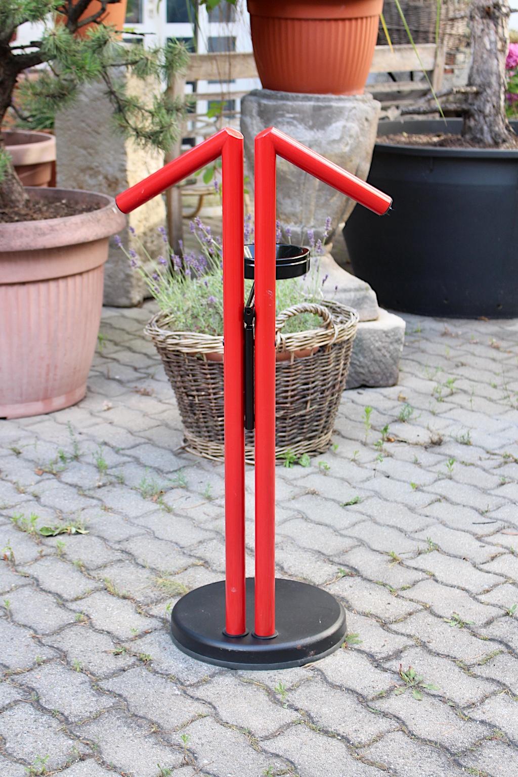 20th Century Modern Memphis Style Vintage Red Black Metal Valet, 1980s, Italy For Sale