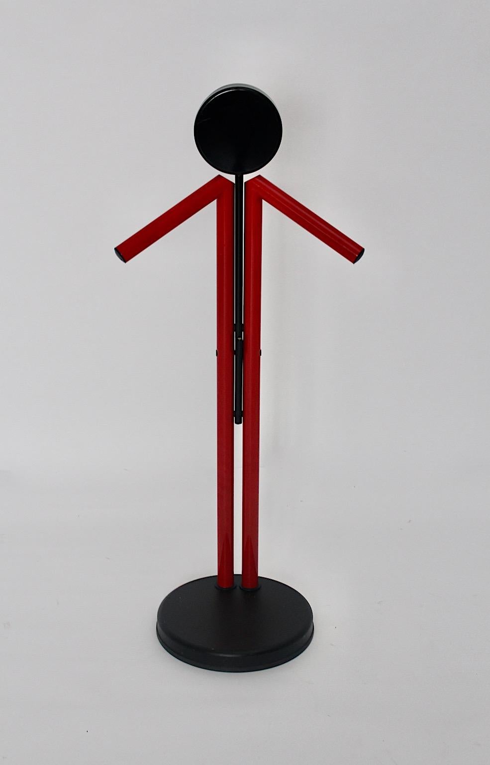 Valigetta o appendiabiti vintage in metallo rosso e nero in stile Memphis moderno degli anni '80.
Un fantastico valletto composto da due tubi metallici di colore rosso e nero con una base circolare nera.
Mentre due tubi laccati di rosso contengono i
