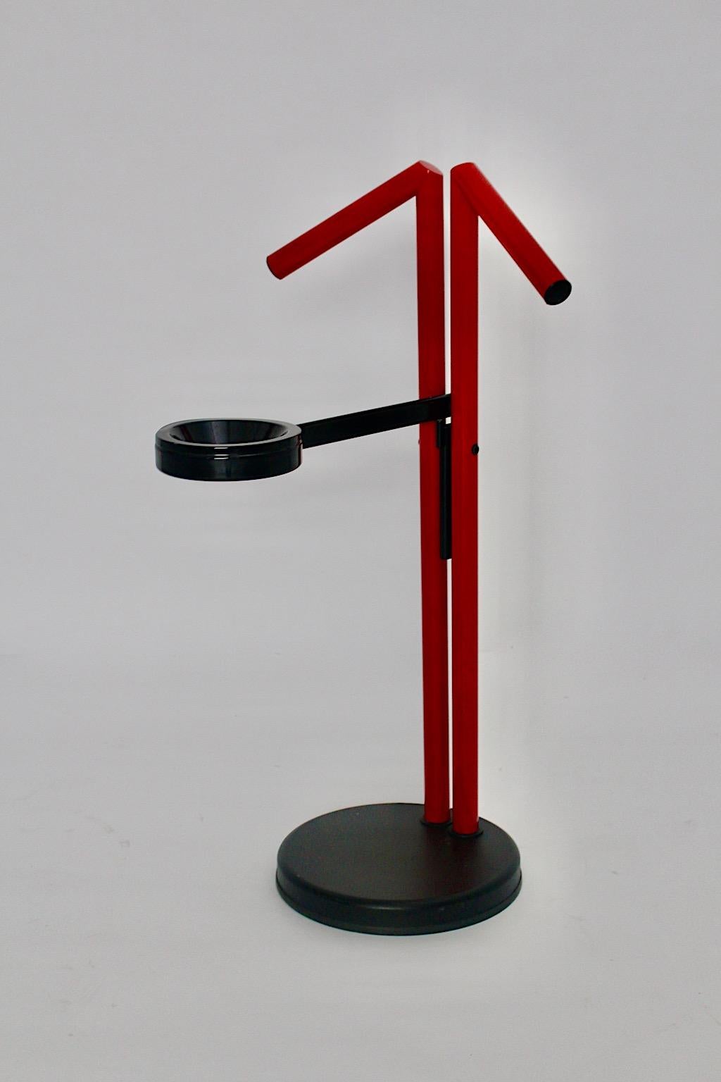 Moderno  Appendiabiti con valet in metallo rosso nero vintage in stile Memphis  1980s In condizioni buone in vendita a Vienna, AT