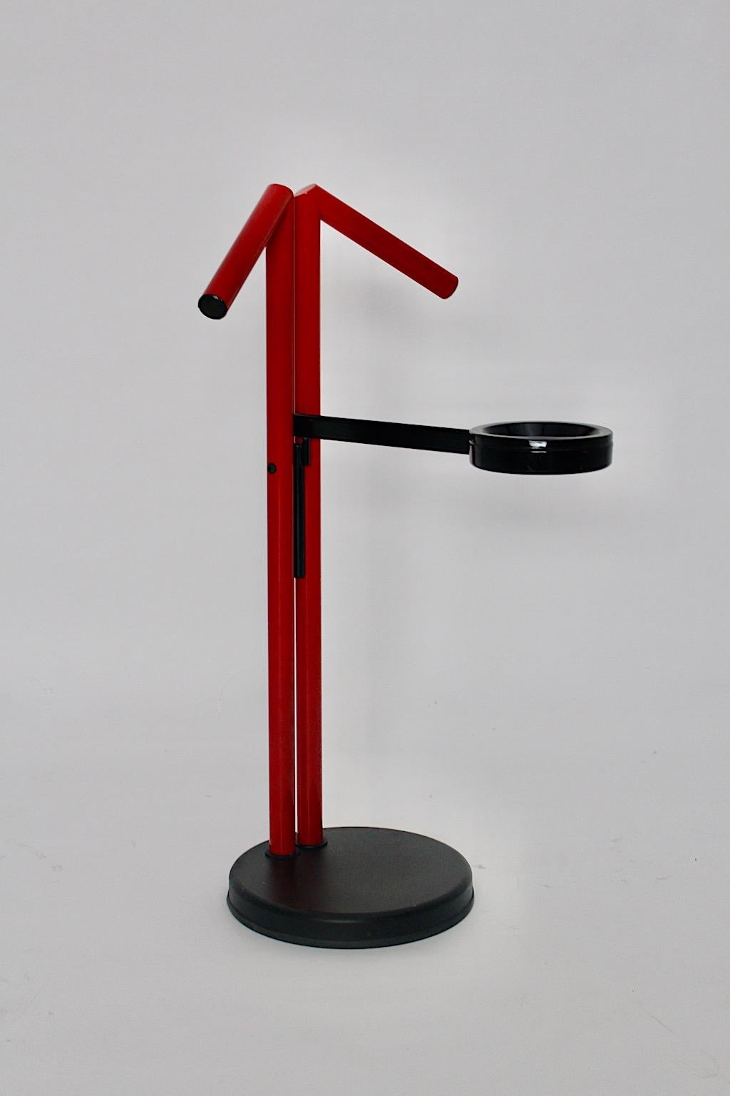 Moderno  Appendiabiti con valet in metallo rosso nero vintage in stile Memphis  1980s in vendita 1