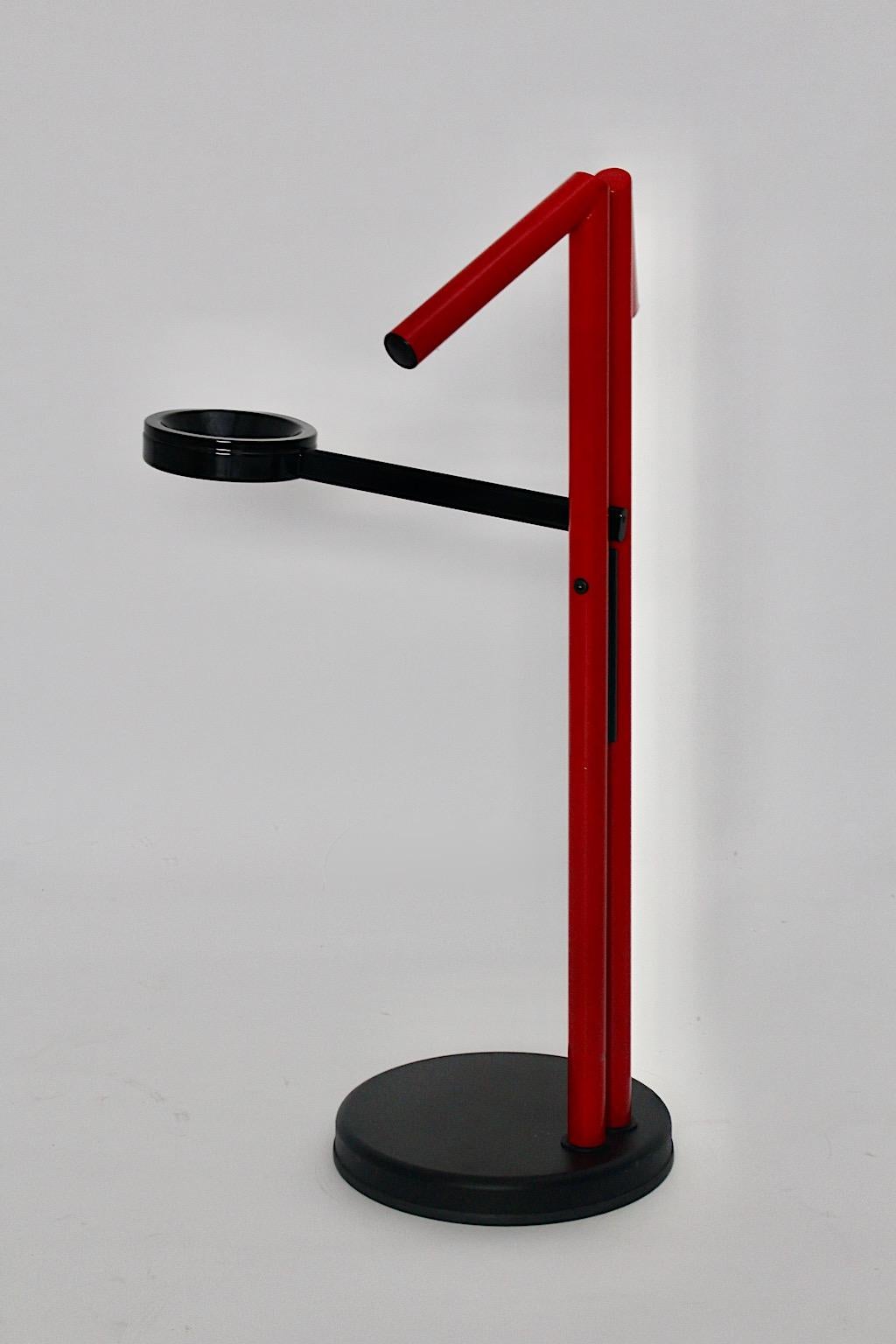 Moderno  Appendiabiti con valet in metallo rosso nero vintage in stile Memphis  1980s in vendita 2