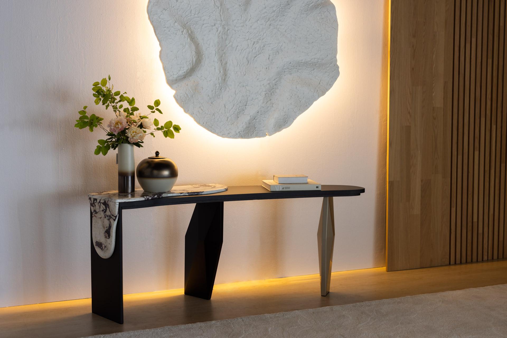 Menir Konsole, Collection'S Contemporary, handgefertigt in Portugal - Europa von Greenapple.

Der Konsolentisch Menir aus Quarz ist von den stehenden Steinen des alten Alentejo inspiriert und zollt den reinen, megalithischen Formen Tribut. Seine