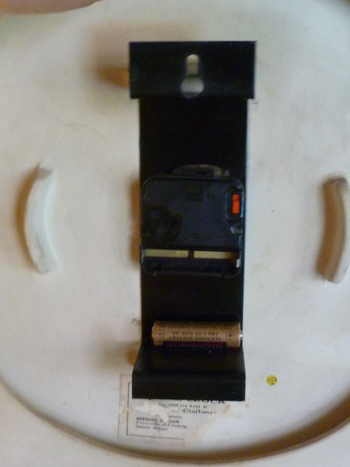 Modern Meridian Italian Ceramic Wall Clock by Howard Miller, 1970s In Good Condition In Miami, FL