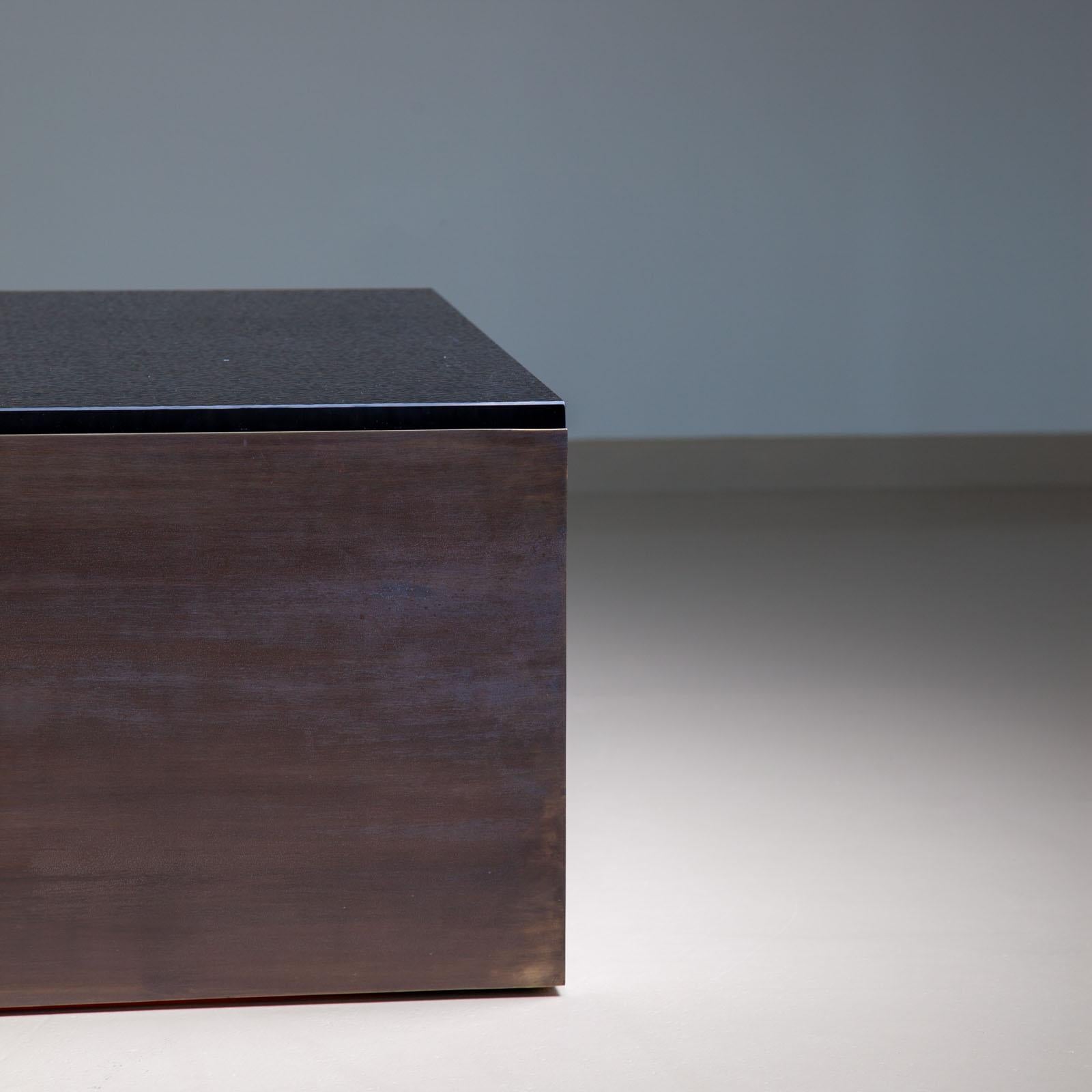 Moderner Couchtisch aus Metall und Glas, Italien 2024 im Zustand „Gut“ im Angebot in New York, NY