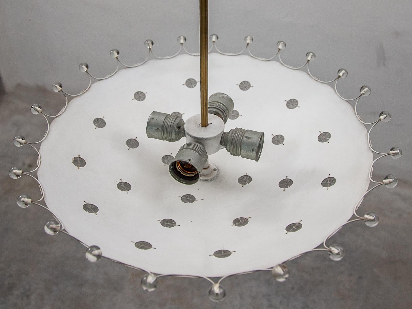 Emil Stejnar per Rupert Nikoll, lampadario 'Flower Star', vetro, cristallo, ottone, Austria anni '50

Grande lampadario 'Flower Star' in ottone, realizzato a Vienna negli anni '60. Progettato da Emil Stejnar e prodotto da Rupert Nikoll. Questo noto