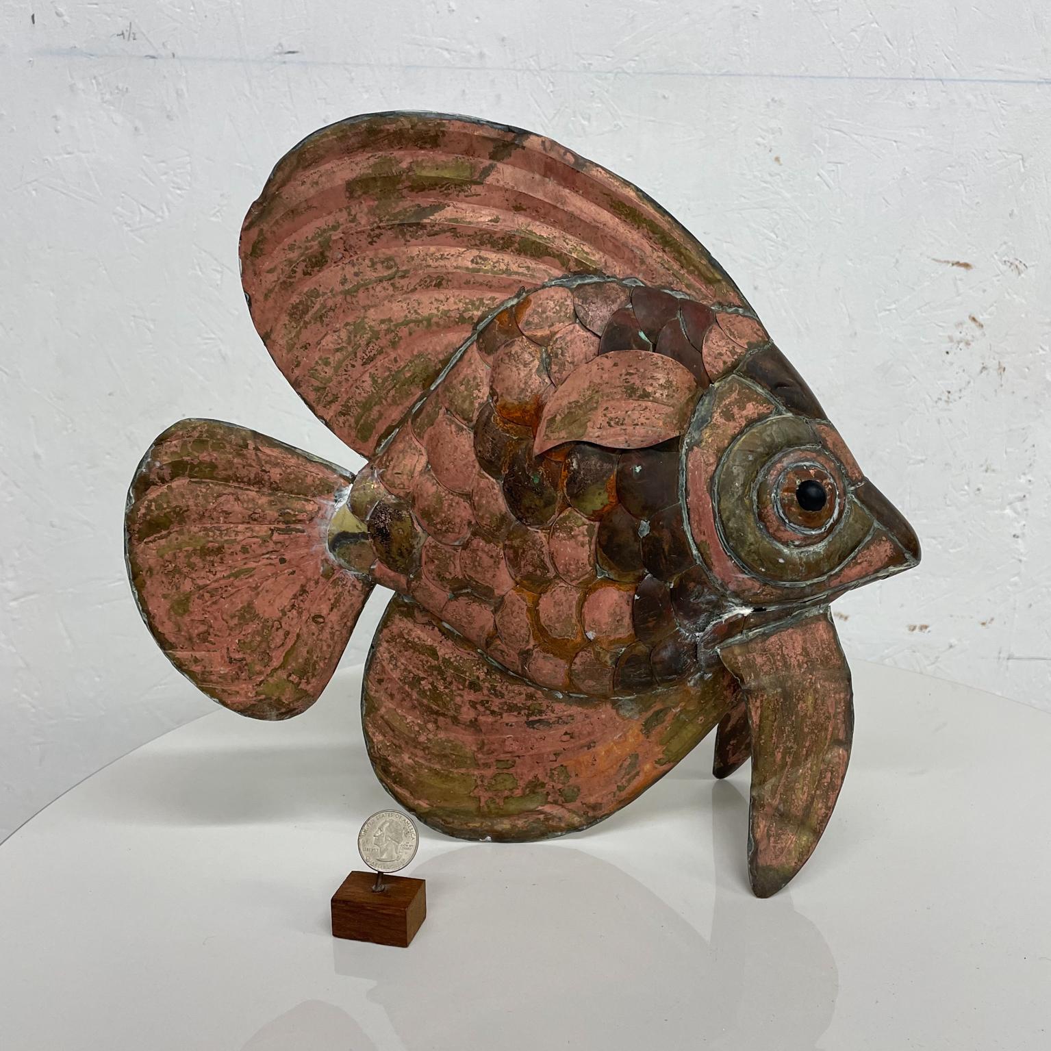 Copper Metal Fish Sculpture
Modern Metal Art Copper FISH Table Sculpture in beautiful colors
Vintage modern in the style of Los Castillo, unmarked.
Measures: 12.25 tall x 12.75 D x 4 W
Preowned original unrestored vintage condition. Patinated