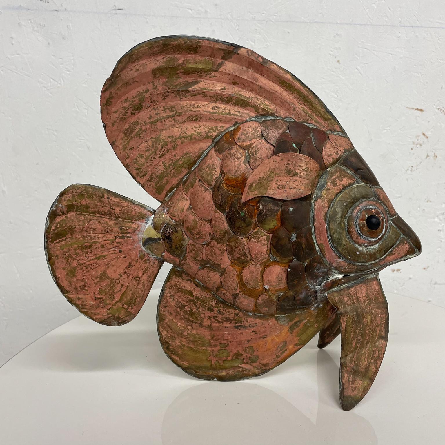 Mid-Century Modern Jolie sculpture de table en métal moderne en forme de poisson en cuivre dans le style de Los Castillo
