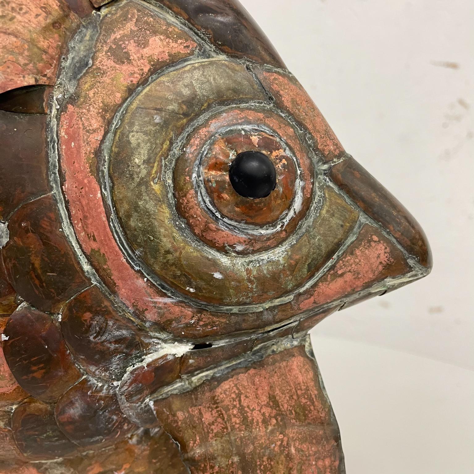 Jolie sculpture de table en métal moderne en forme de poisson en cuivre dans le style de Los Castillo Bon état à Chula Vista, CA