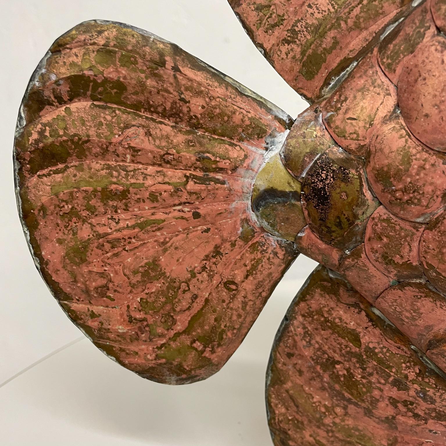 Cuivre Jolie sculpture de table en métal moderne en forme de poisson en cuivre dans le style de Los Castillo