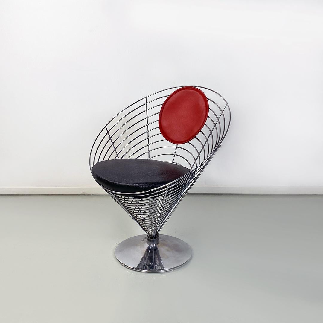 Danish modern chromed metal and red and black leather V-Chair 8800 armchair by Verner Panton for Fritz Hansen, 1980s.
V-Chair 8800 model armchair, with steel structure, in the shape of an inverted cone, made up of metal rods, with a circular seat
