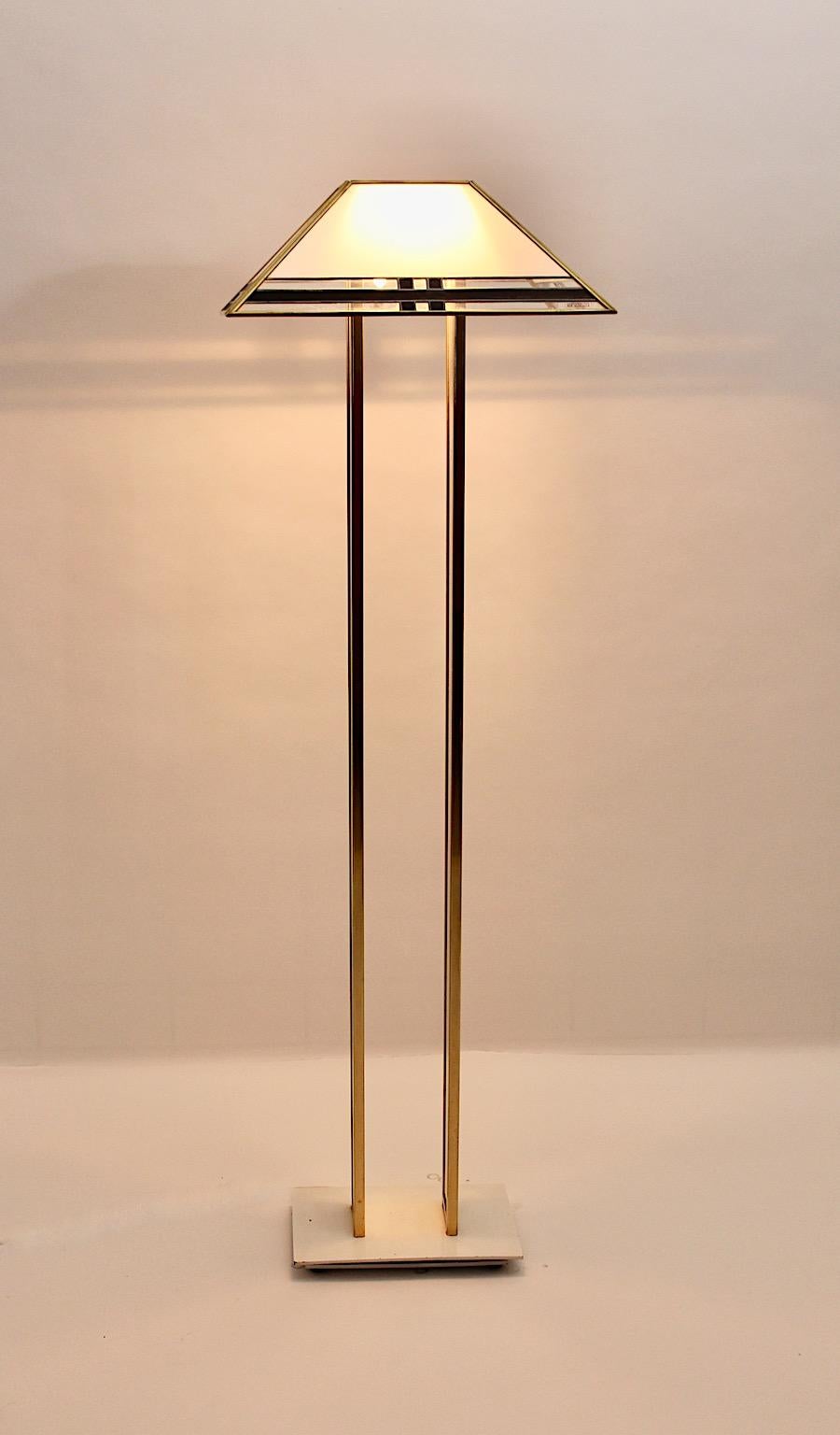 Italian Modern Hollywood Regency style vintage floor lamp from metal, lucite and plexiglass by Albano Poli for Poliarte 1970s Italy.
The wonderful floor lamp by Albano Poli shows a removable lamp shade with brass plated metal, black and white