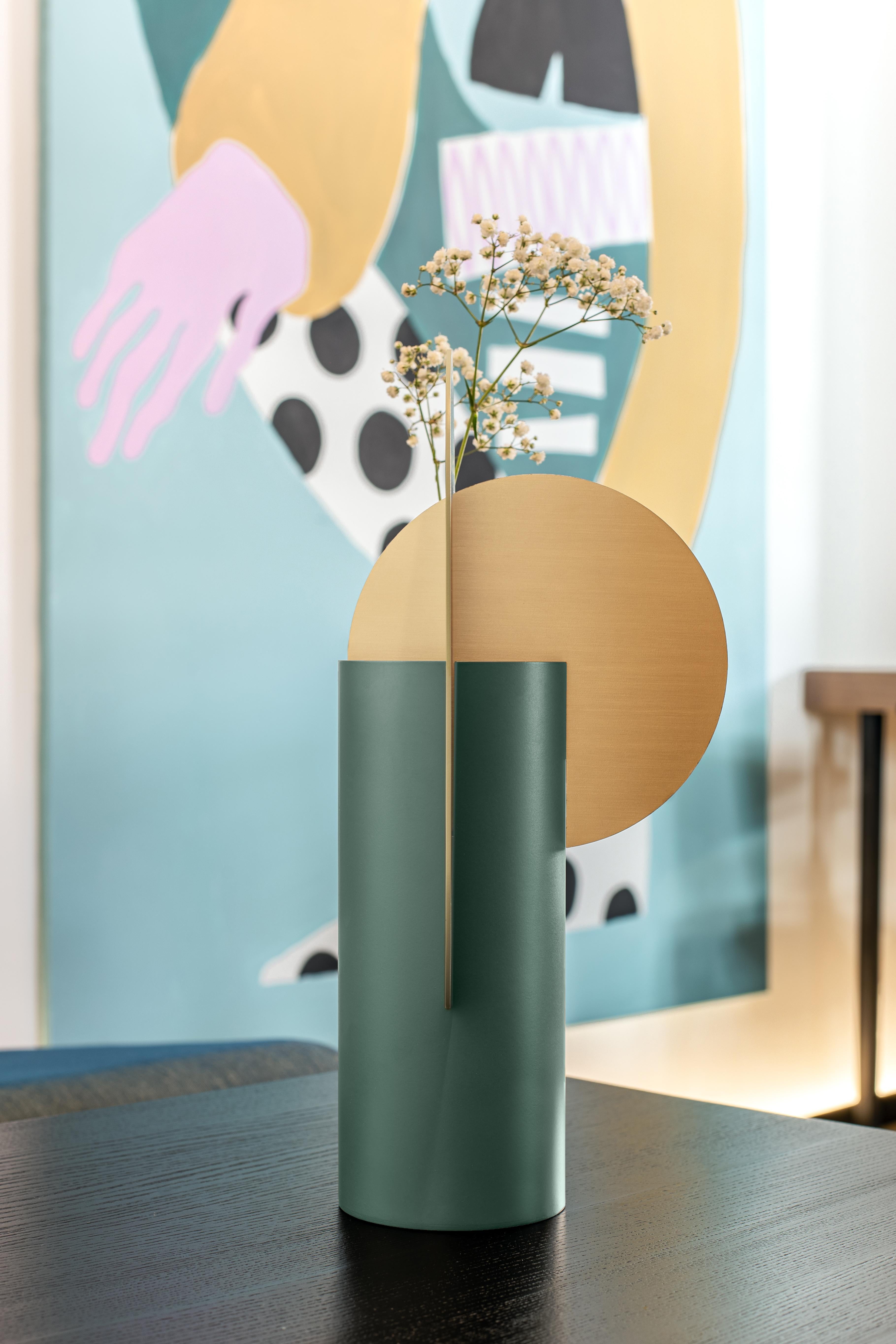 Ekster Vase CS11  - Sculptural bold design by Noom in Brushed Stainless Steel For Sale 2