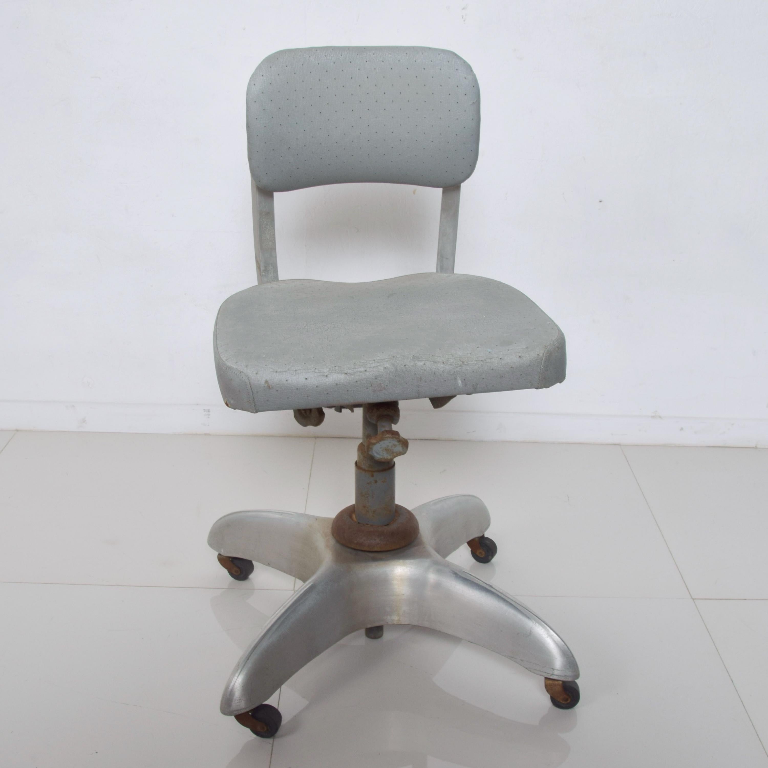Chaise-citerne
de Gio Ponti produit par GOODFORM Youngstown, Ohio : 1938 Industrial Swivel Tanker Vintage Office Desk Chair
conçu par Gio Ponti pour le Design/One à Milan, comme un symbole de modernité.
Le modèle a été édité et produit par GoodForm