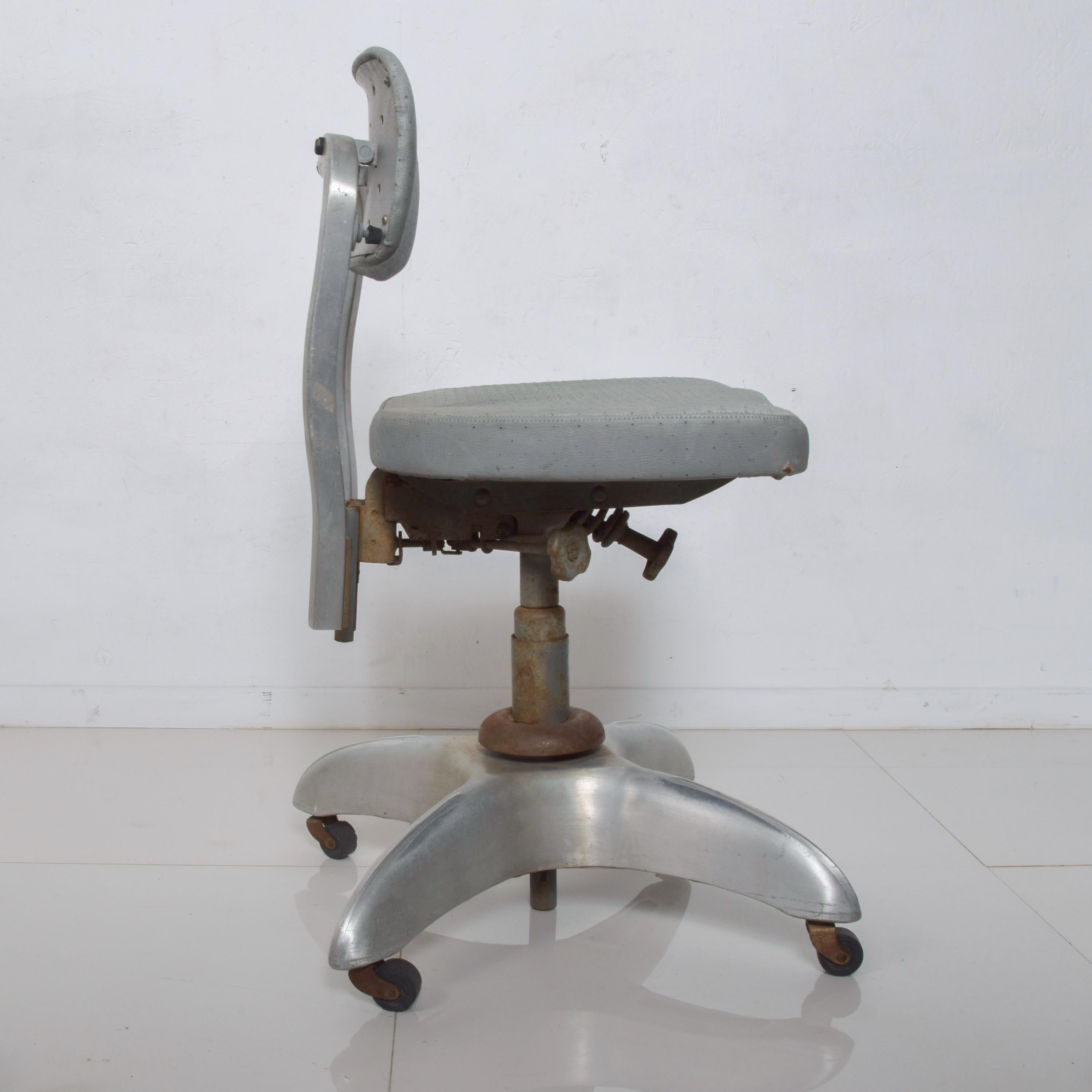 Mid-Century Modern Chaise de bureau Silver Office Tanker par Gio Ponti pour GoodForm années 1950 en vente