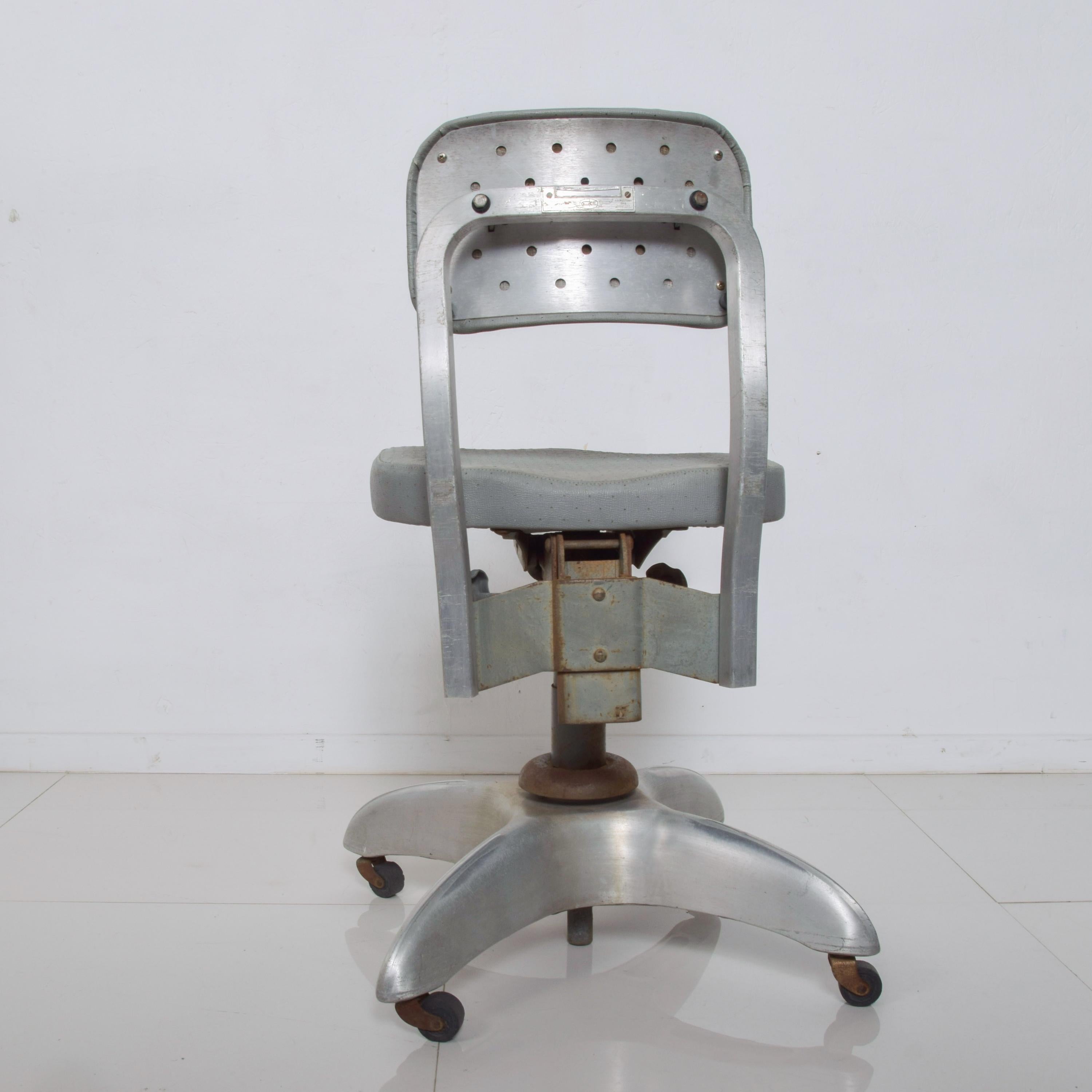 Mid-Century Modern Silver Office Tanker Desk Chair by Gio Ponti for Goodform 1950s For Sale