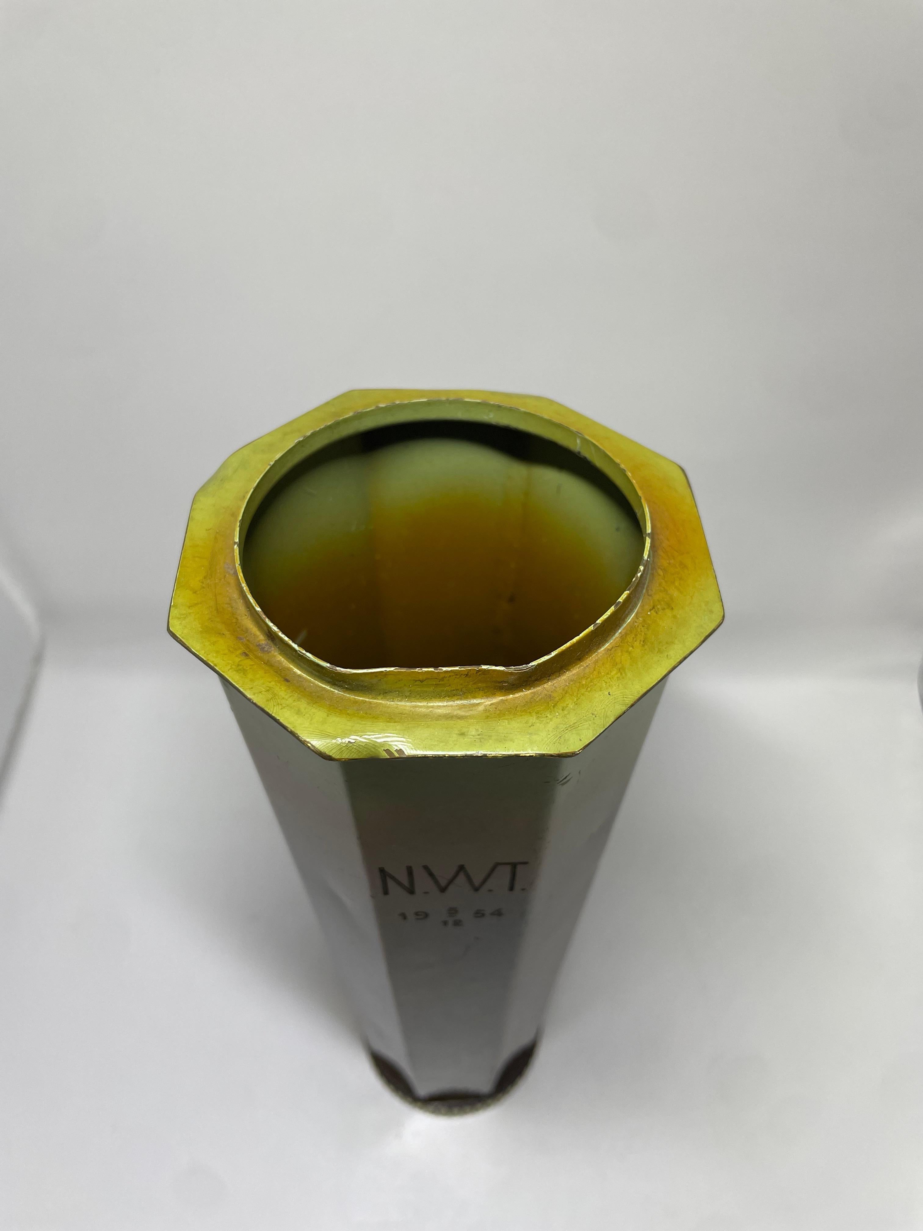 Eine seltene und auffällige Bronzevase aus Metallkonst, Schweden, aus den 1940er Jahren. Dieses Stück ist ein Beispiel für nordisch-modernistisches Design, mit einer hohen, facettierten Form mit klaren geometrischen Linien und einem subtil
