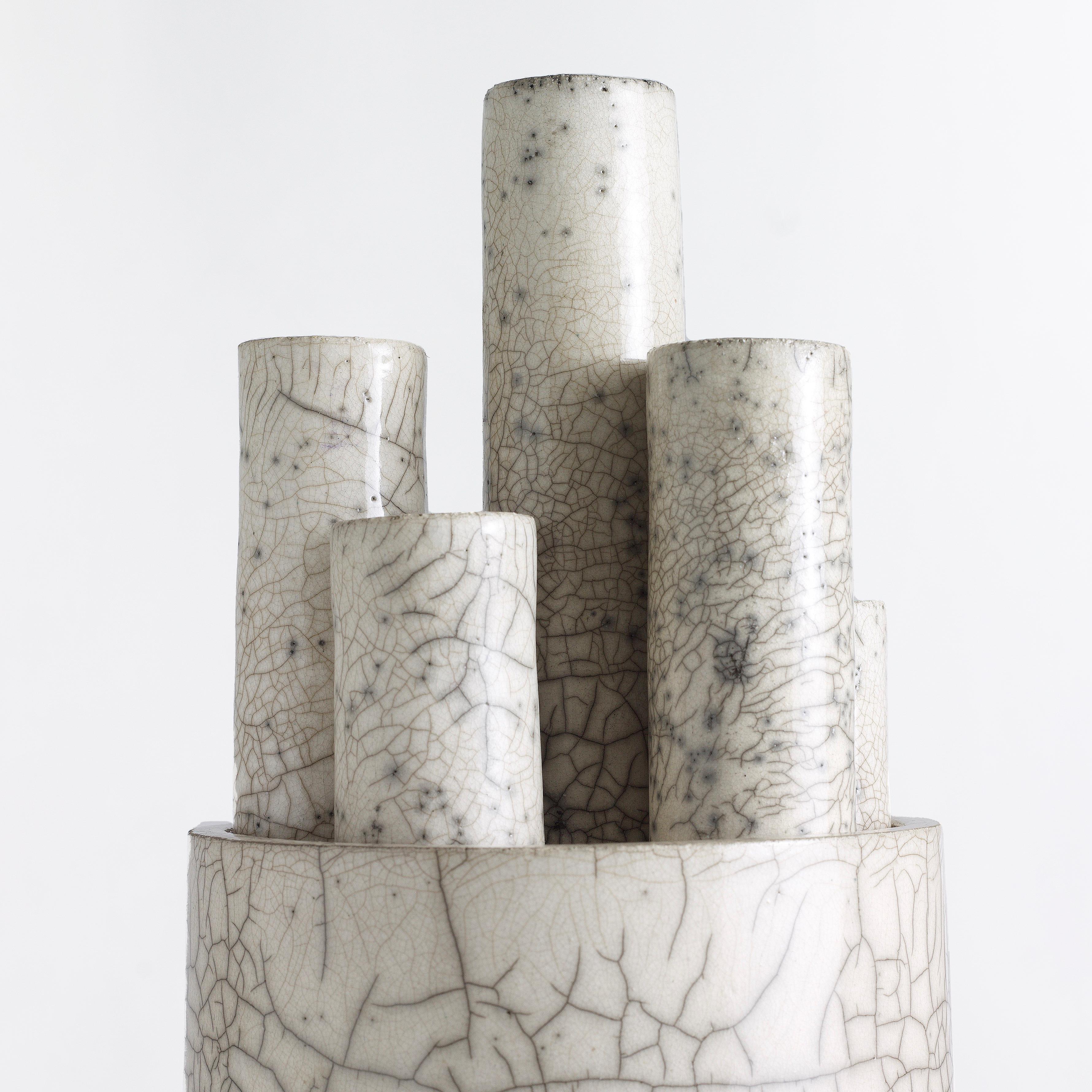 Céramique Porte-bougies moderne Metropolis L Sculpture en céramique Raku Crakle blanc en vente