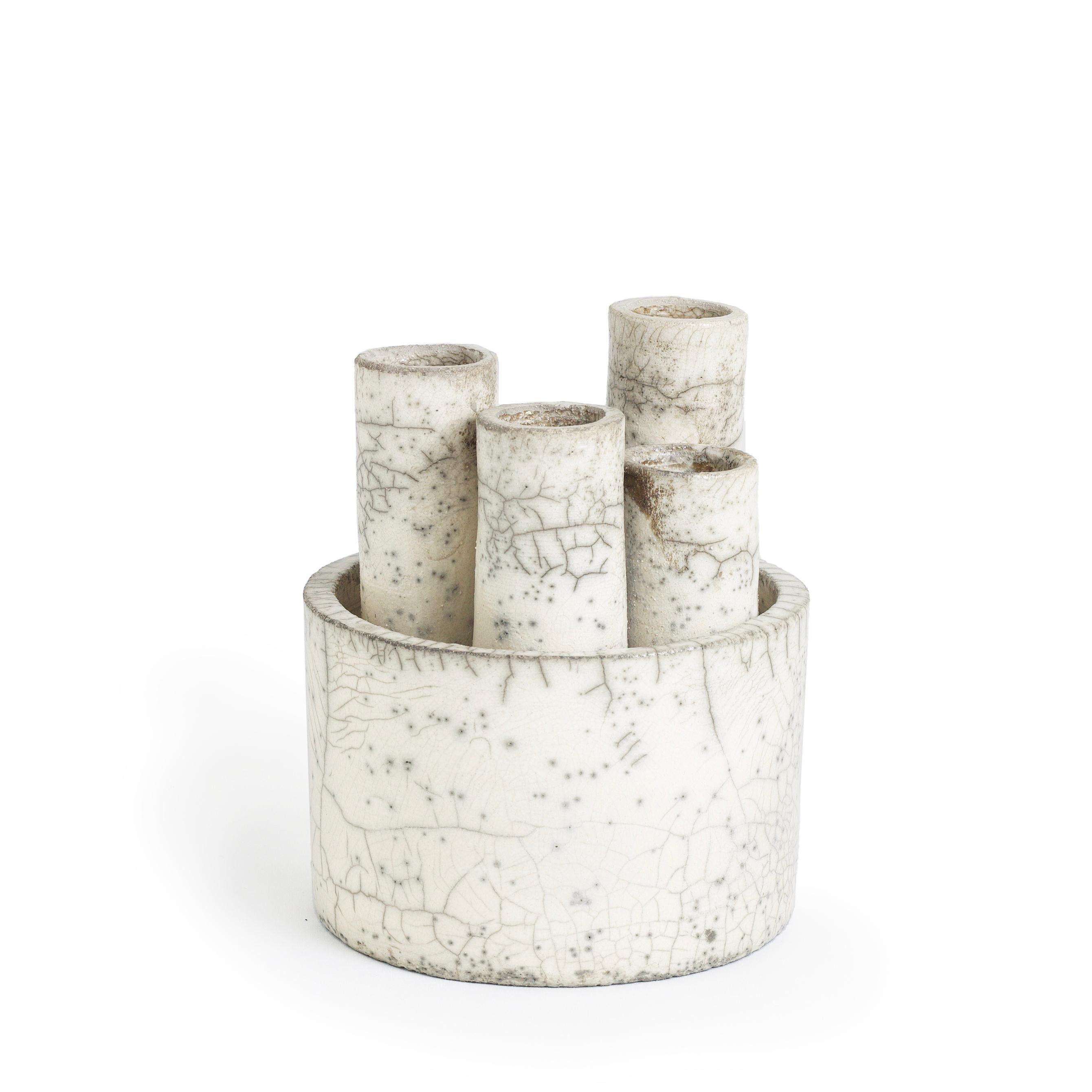 Escultura Portavelas Metropolis Modern S Cerámica de Rakú Crakle Blanco Hecho a mano en venta