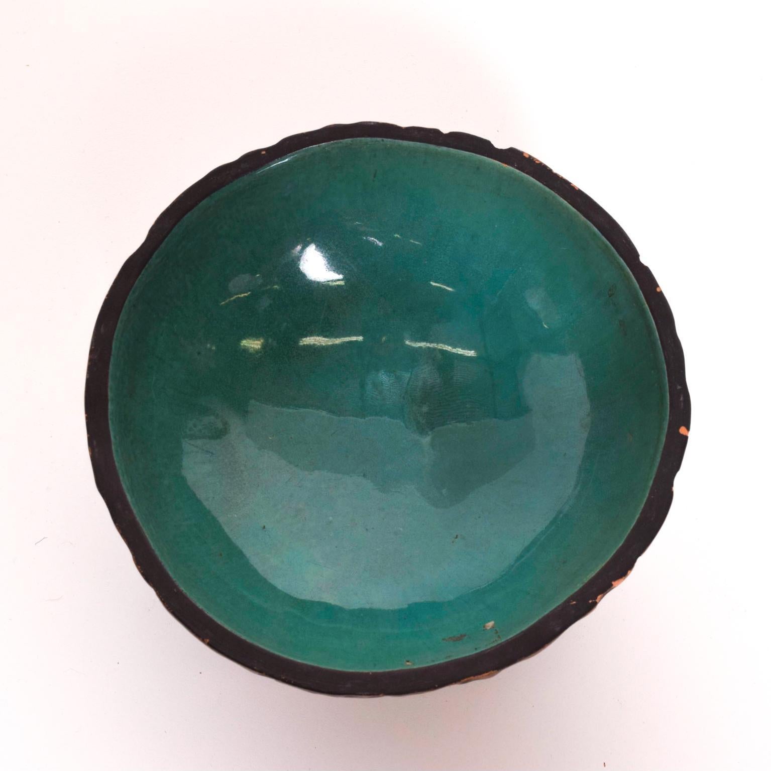 Modern Mexican Decorative Bowl from Texcoco Tripod Base In Fair Condition In Chula Vista, CA