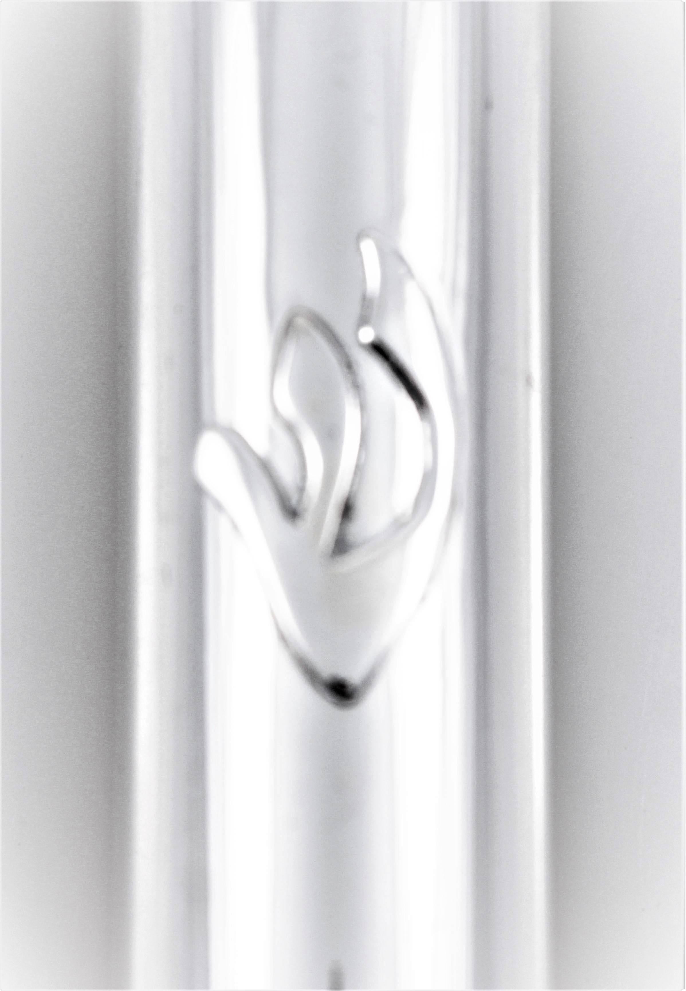 If you’re looking for a modern, sleek mezuzah cover this is for you...straight lines with just the letter Shin in the center. The letter Shin stands for Gd’s name and is prominently displayed. Add beauty to a religious item and display it with