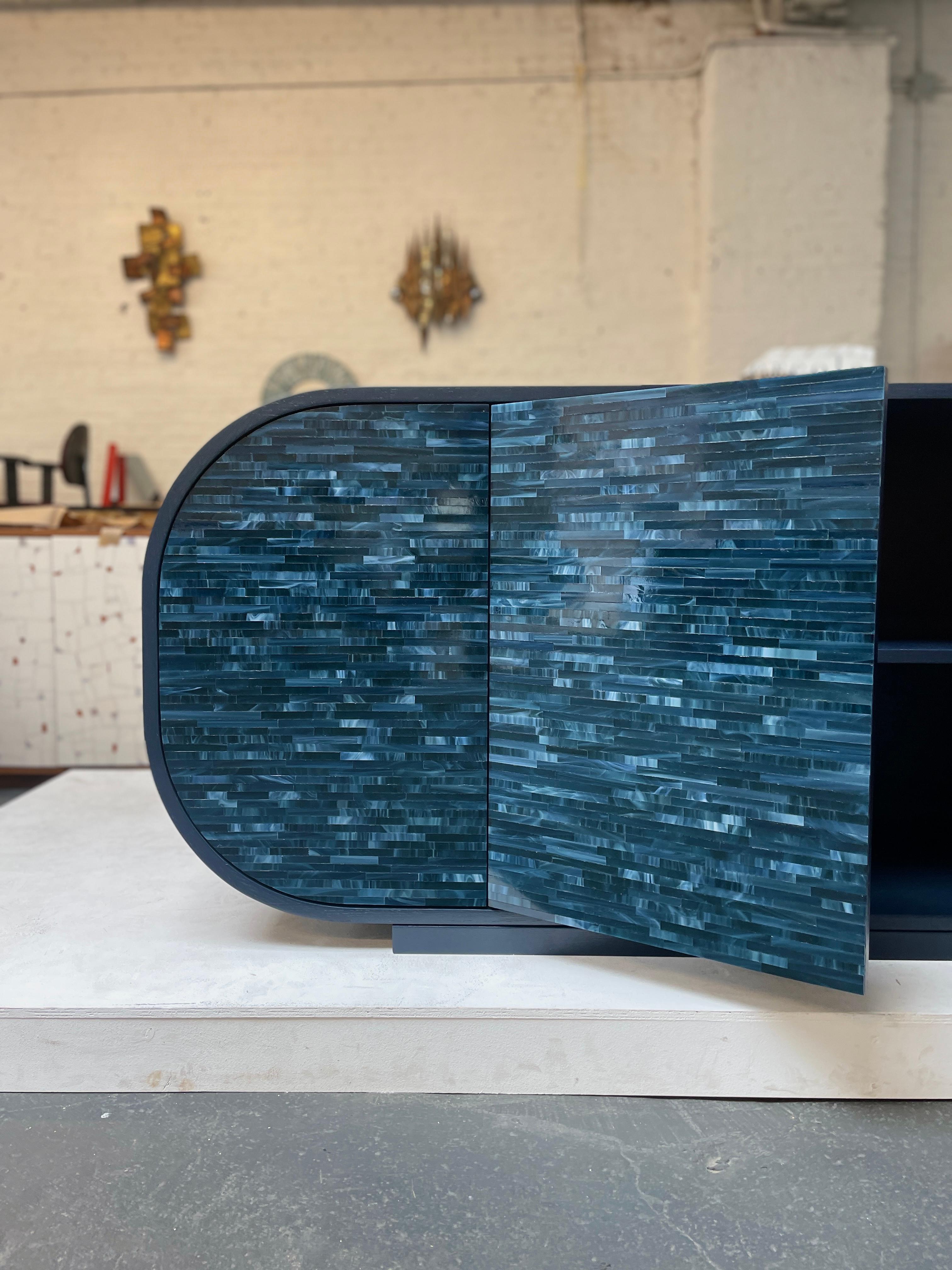 Modernes geschwungenes Mezza Luna-Buffet mit marineblauer Oberfläche von Ercole Home (Mosaik) im Angebot