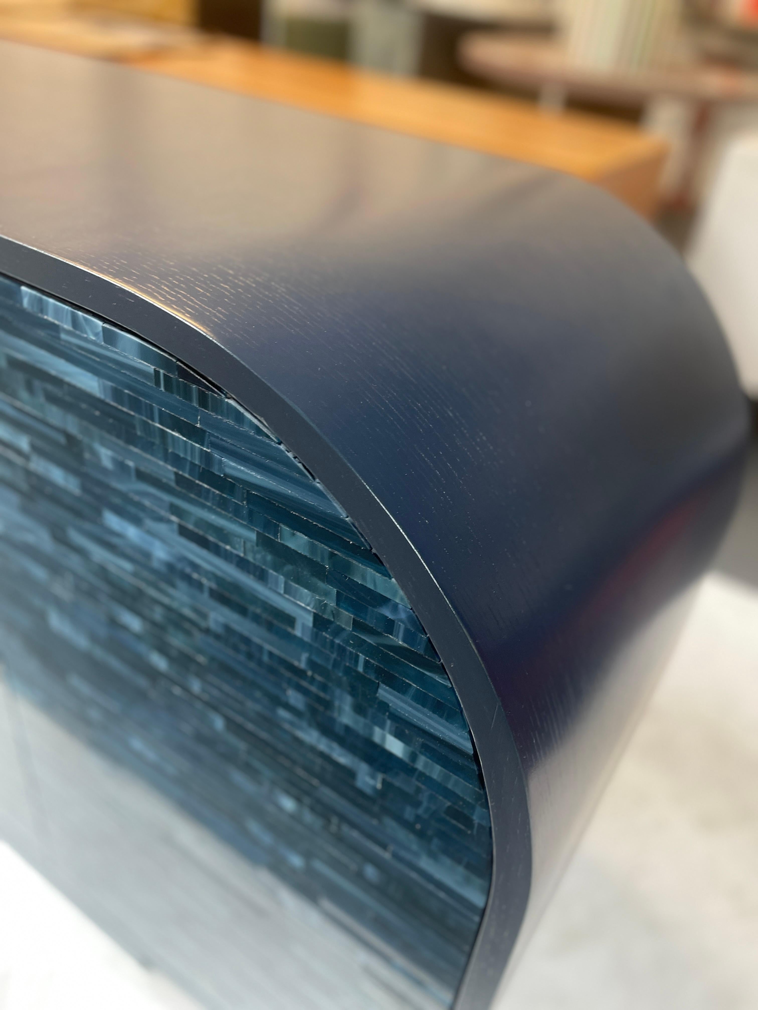 Modernes geschwungenes Mezza Luna-Buffet mit marineblauer Oberfläche von Ercole Home im Zustand „Neu“ im Angebot in Brooklyn, NY
