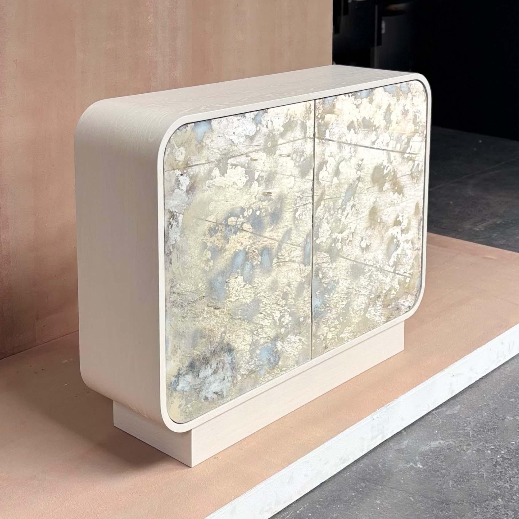 Moderno Buffet moderno Mezza Luna Curvo a Due Ante con Piattaforma Eglomise in Polvere Bianca di Ercol in vendita