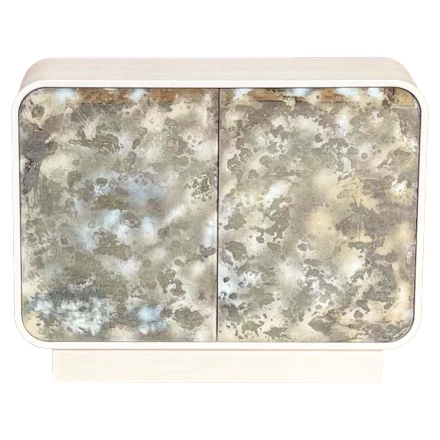 Buffet moderno Mezza Luna Curvo a Due Ante con Piattaforma Eglomise in Polvere Bianca di Ercol in vendita