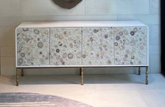 Buffet a quattro ante “Modern Mezzaluna Wildflower” su base vintage di Ercole Home