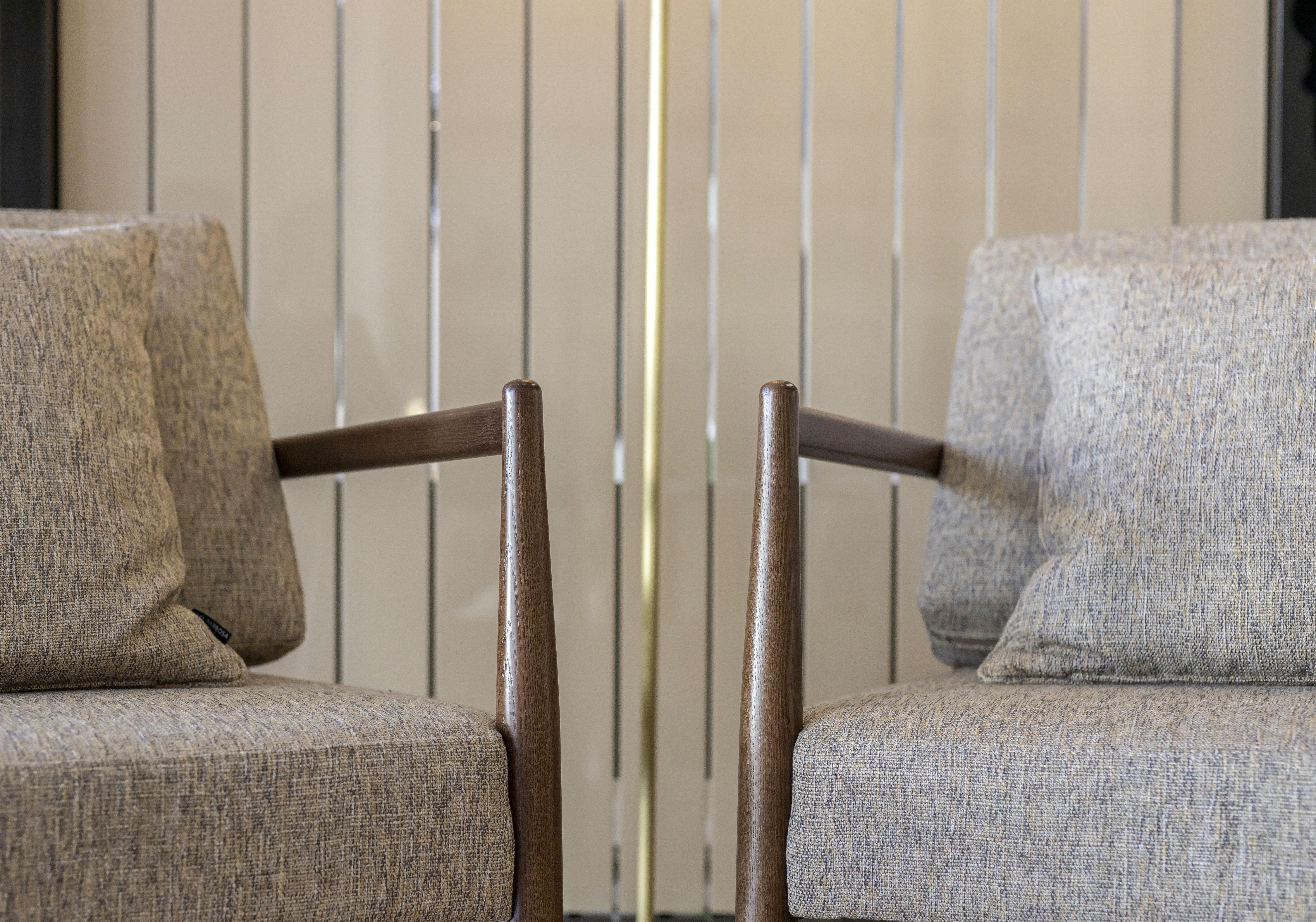 Moderner Miami-Sessel aus Nussbaumholz und Textil, handgefertigt von Stylish Club im Angebot 2