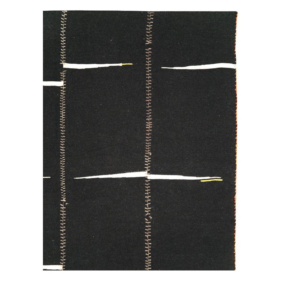 Ein alter persischer Flachgewebeteppich in Zimmergröße mit einem modernen Design in Schwarz, handgefertigt Mitte des 20.

Maße: 7' 9