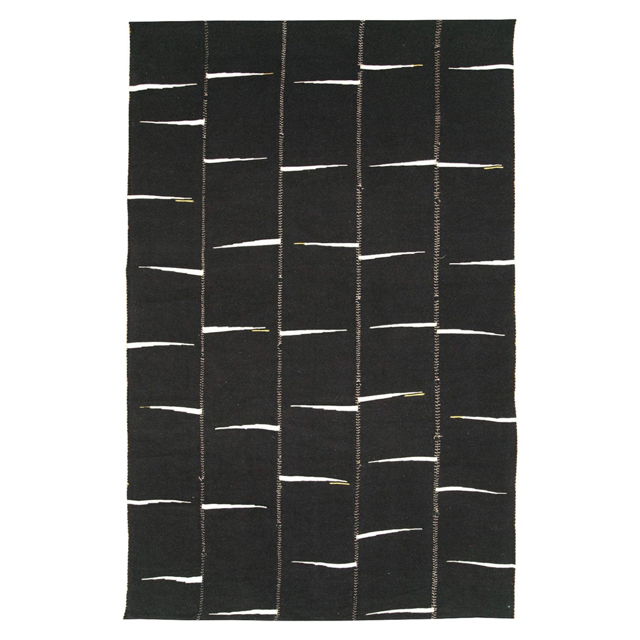 Modernity Mid-20th Century Handmade Persian Flatweave Room Size Carpet (tapis persan tissé à plat fait main) en vente