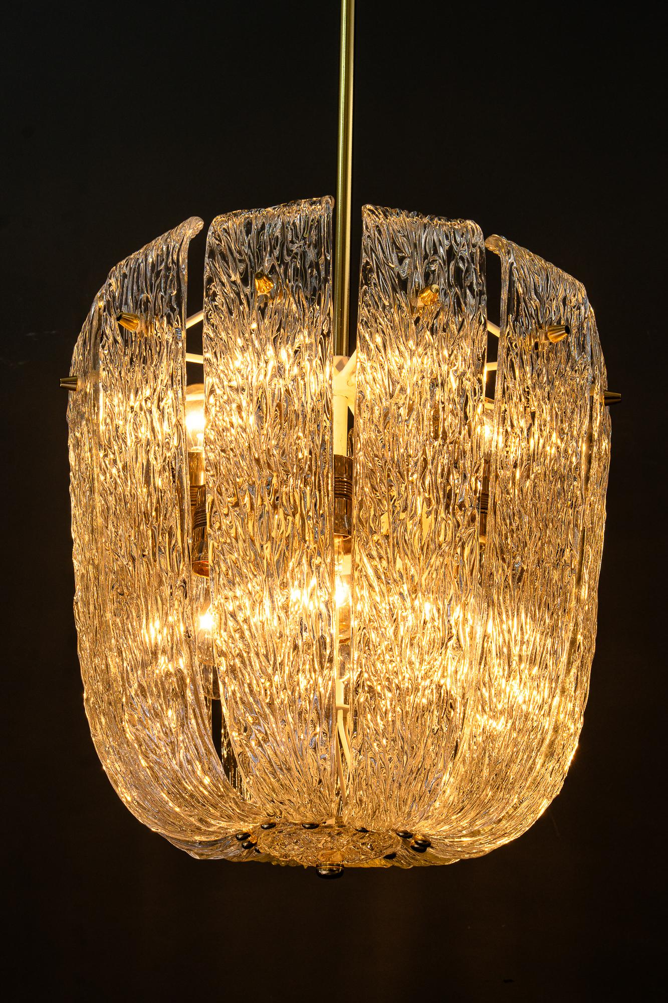 Lustre moderne du milieu du siècle avec laiton et verre texturé incurvé par J.T. Kalmar en vente 2