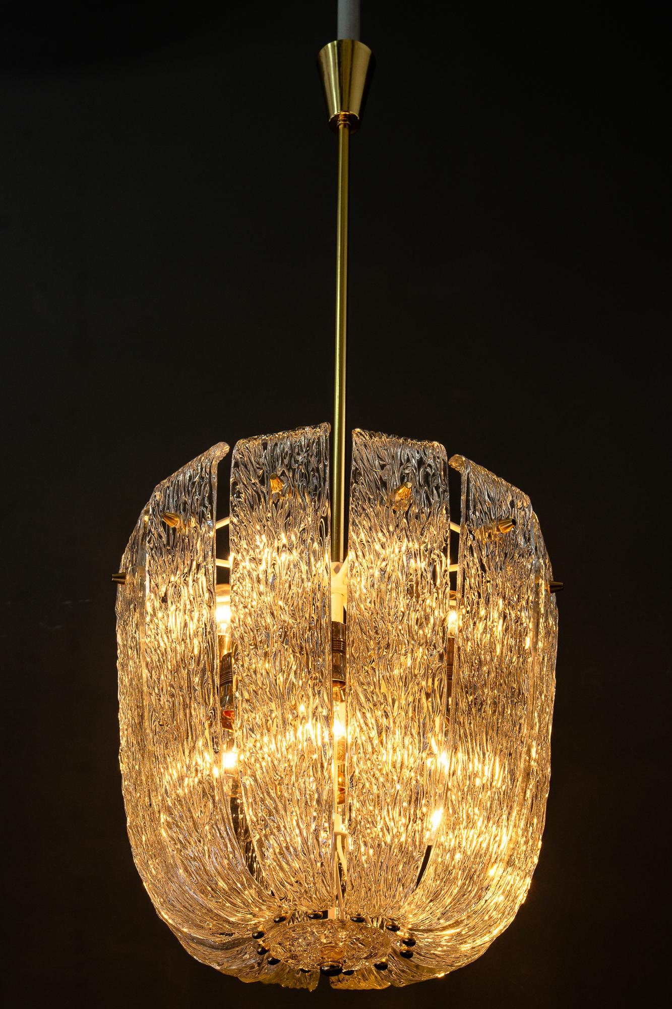 Lustre moderne du milieu du siècle avec laiton et verre texturé incurvé par J.T. Kalmar en vente 3