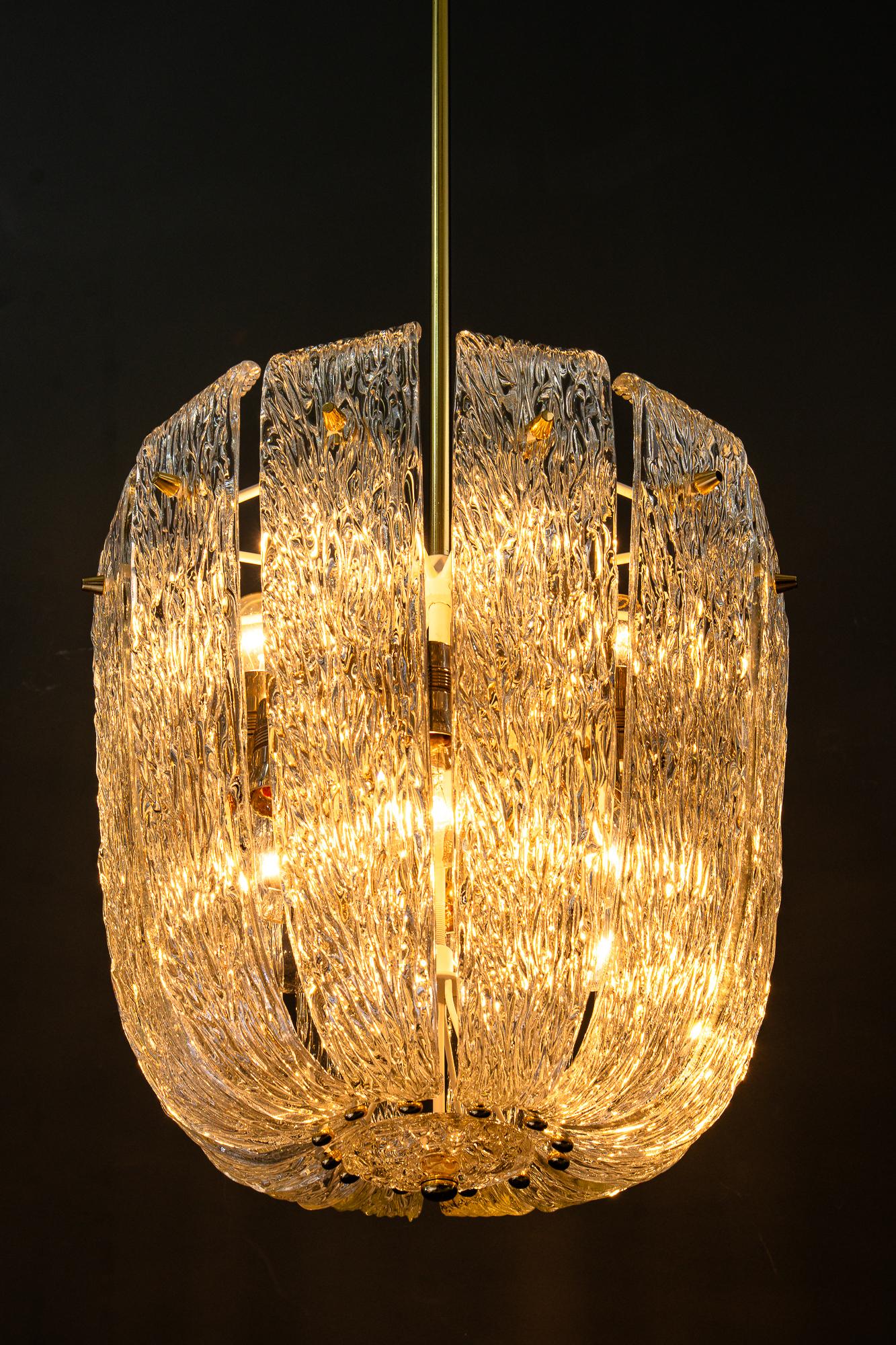 Lustre moderne du milieu du siècle avec laiton et verre texturé incurvé par J.T. Kalmar en vente 4