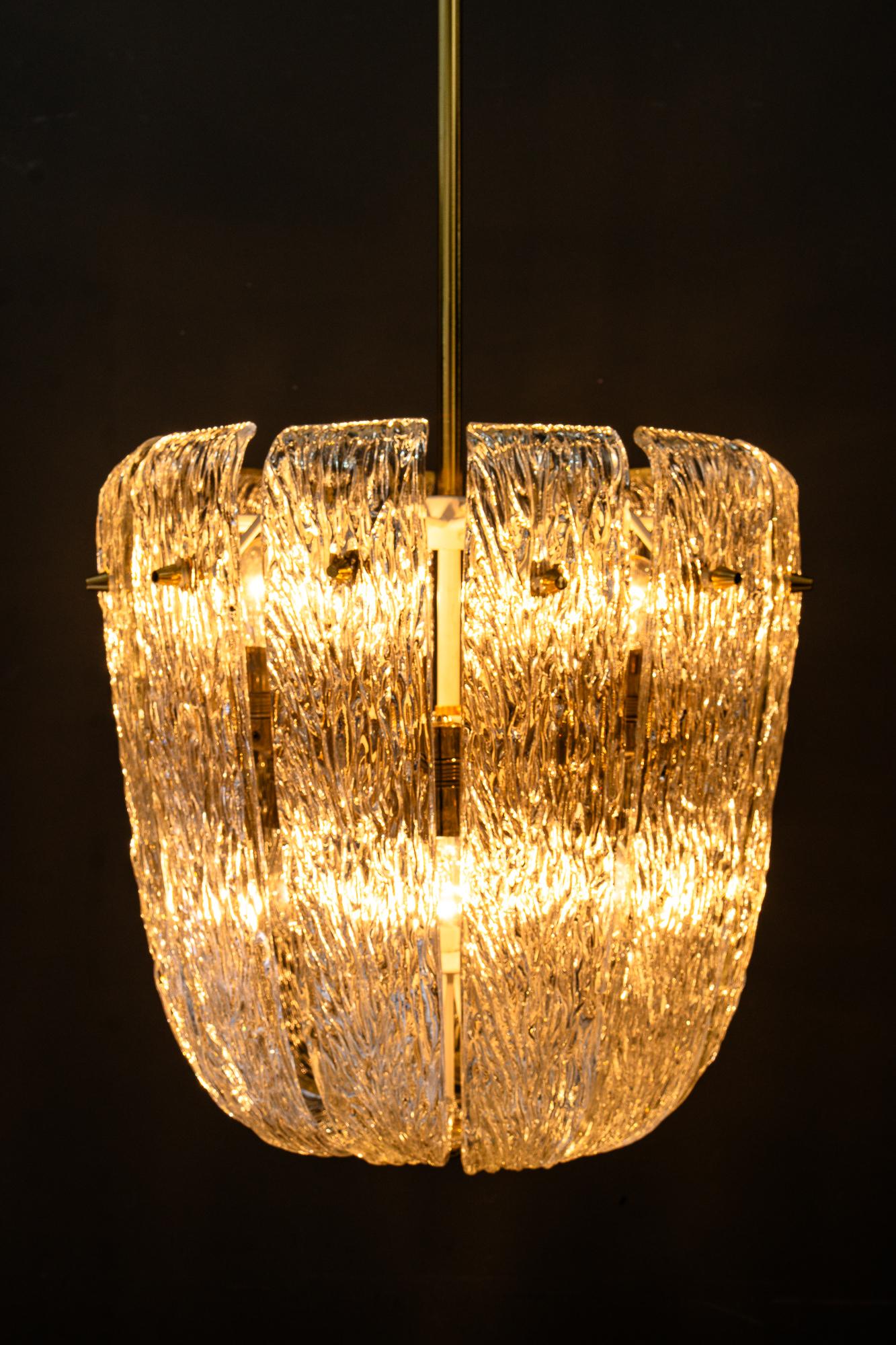 Lustre moderne du milieu du siècle avec laiton et verre texturé incurvé par J.T. Kalmar en vente 5