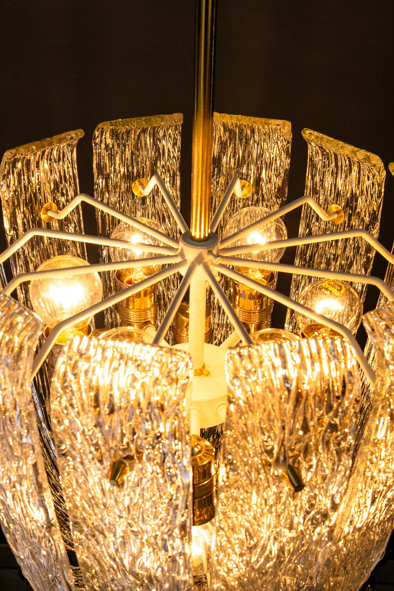 Lustre moderne du milieu du siècle avec laiton et verre texturé incurvé par J.T. Kalmar en vente 6