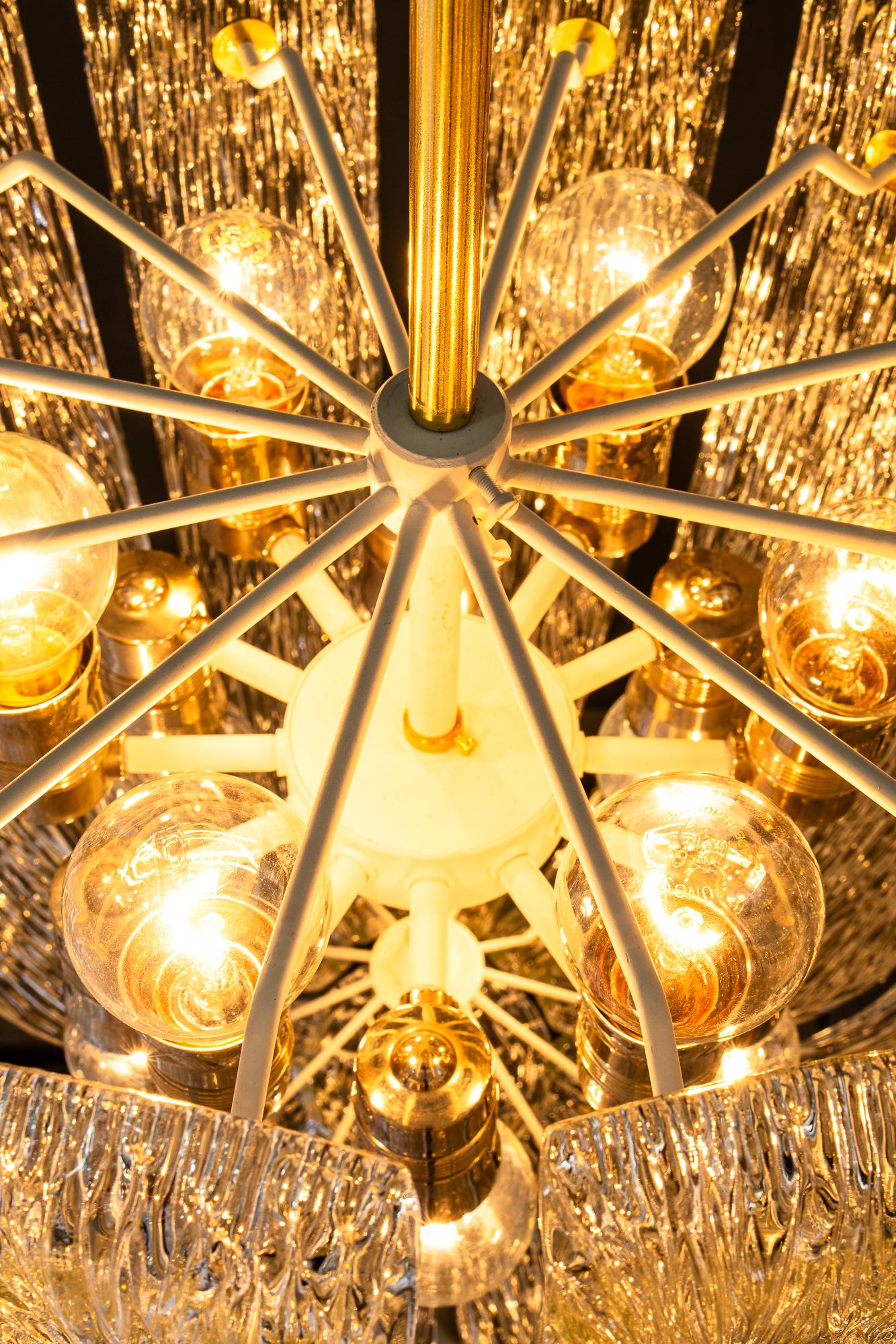 Lustre moderne du milieu du siècle avec laiton et verre texturé incurvé par J.T. Kalmar en vente 7