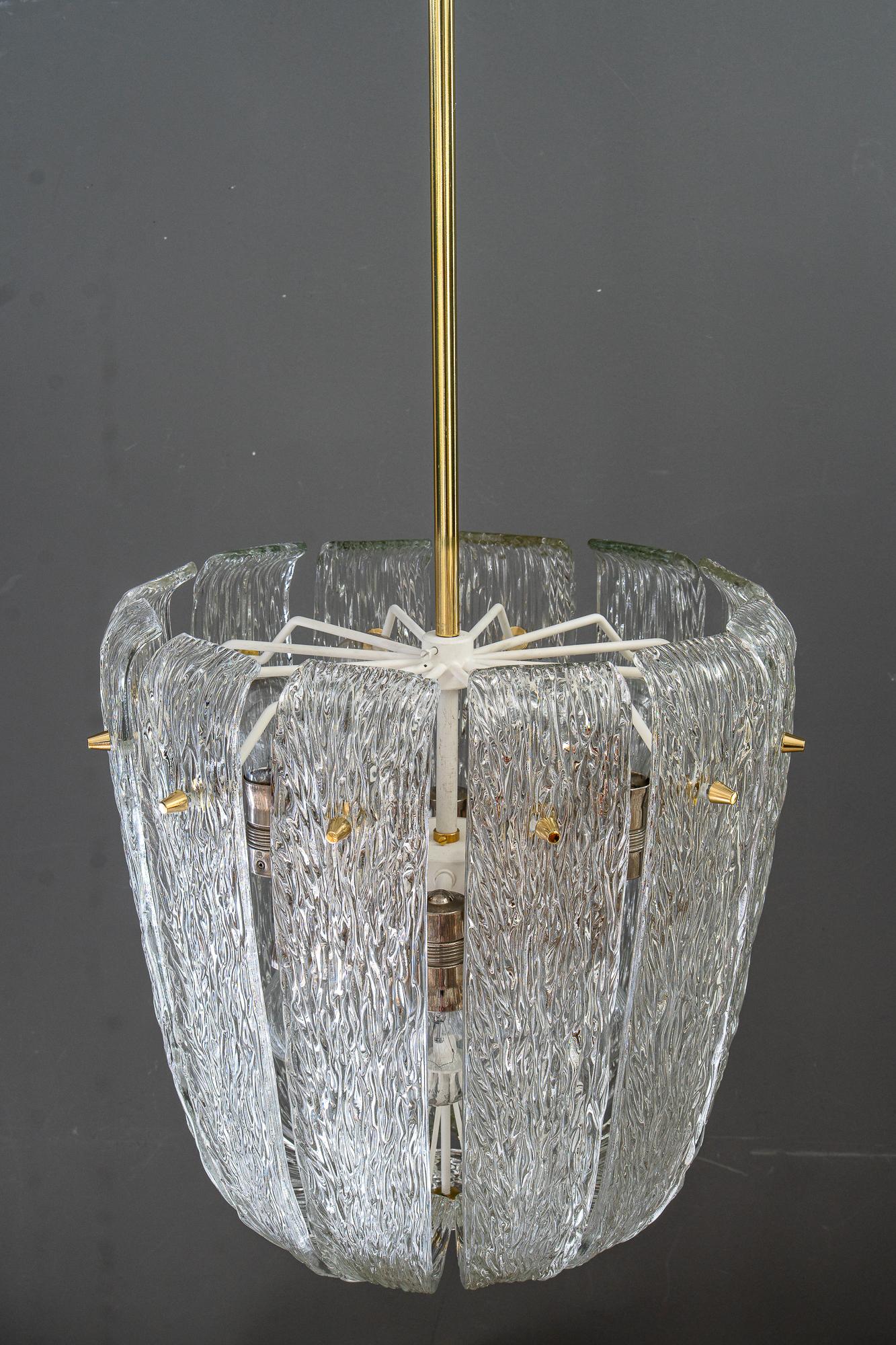 Mid-Century Modern Lustre moderne du milieu du siècle avec laiton et verre texturé incurvé par J.T. Kalmar en vente