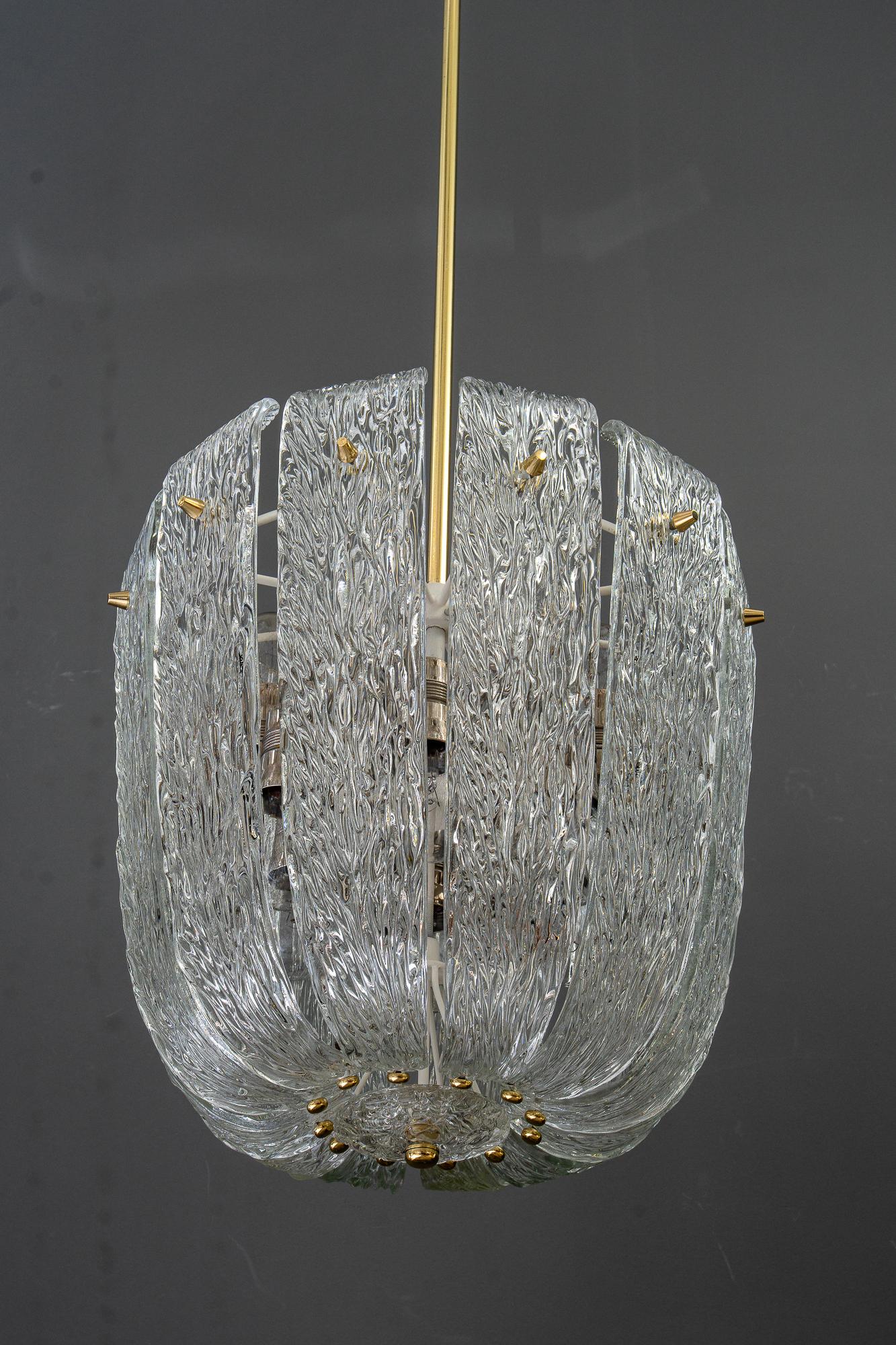 Milieu du XXe siècle Lustre moderne du milieu du siècle avec laiton et verre texturé incurvé par J.T. Kalmar en vente
