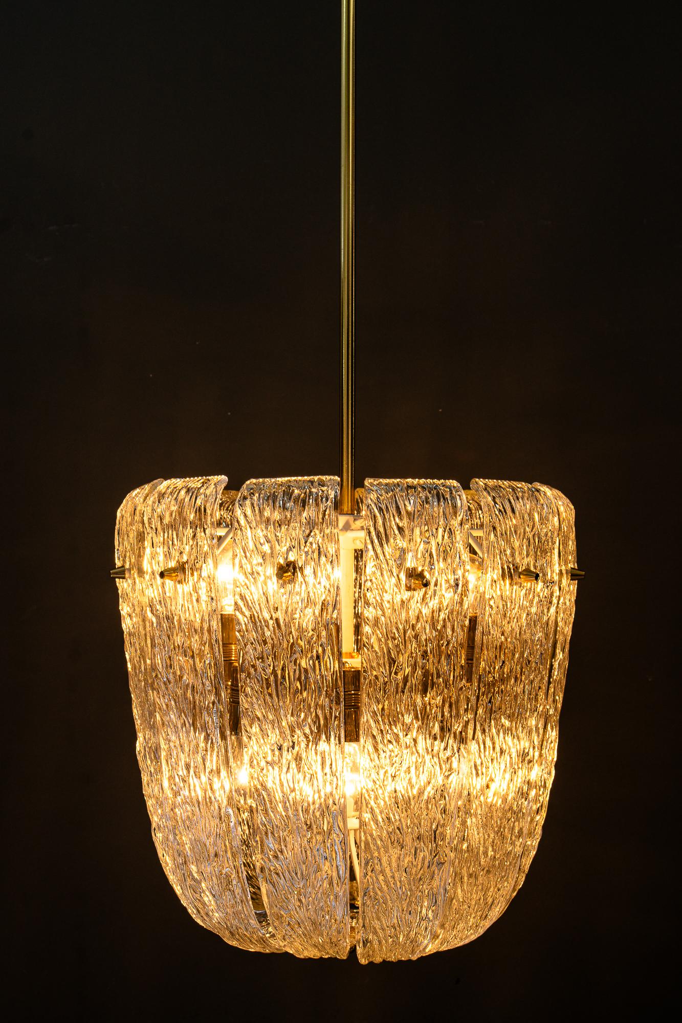 Lustre moderne du milieu du siècle avec laiton et verre texturé incurvé par J.T. Kalmar en vente 1