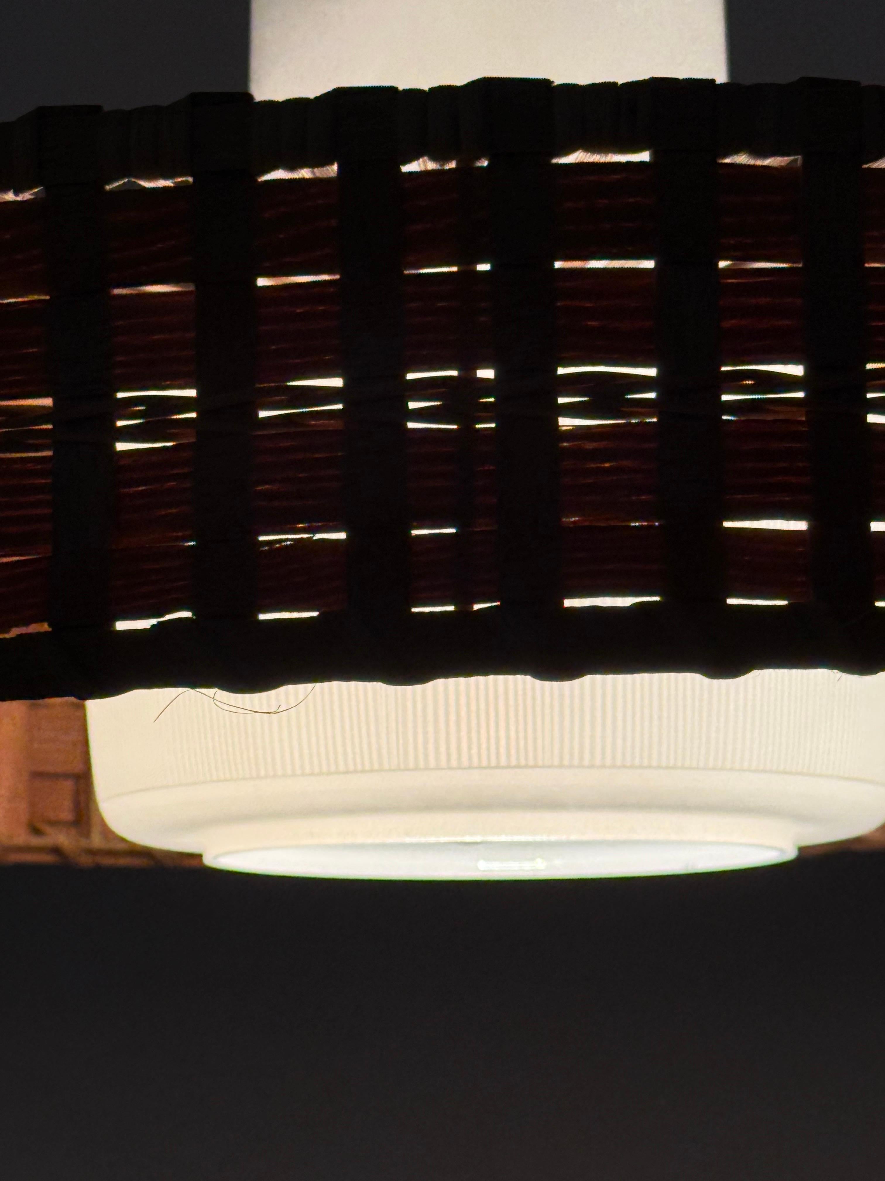 Mid-Century moderno Lampada a sospensione moderna di metà secolo in vetro, legno di pino e rafia di Doria in vendita