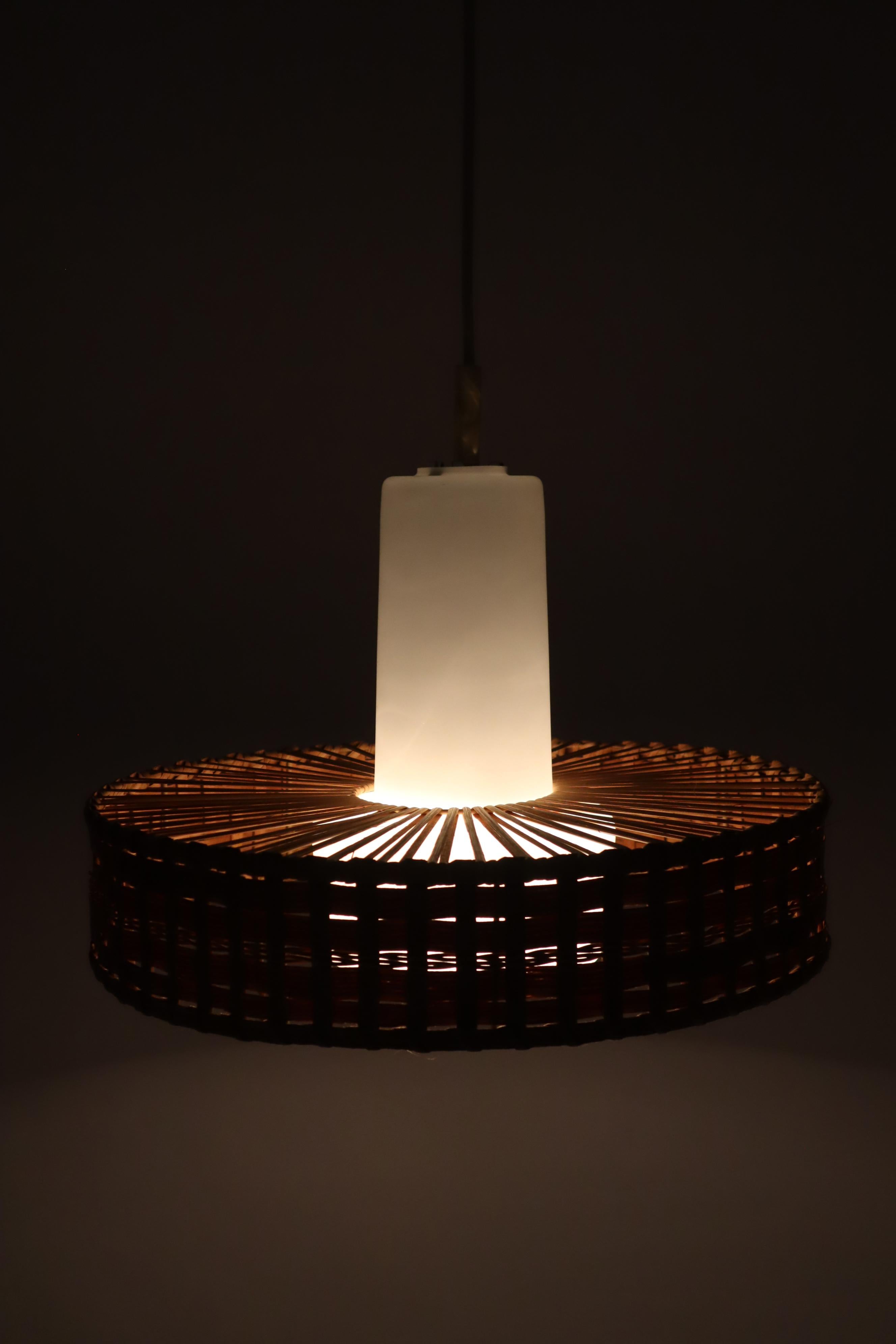 Lampada a sospensione moderna di metà secolo in vetro, legno di pino e rafia di Doria In condizioni buone in vendita a Hannover, DE