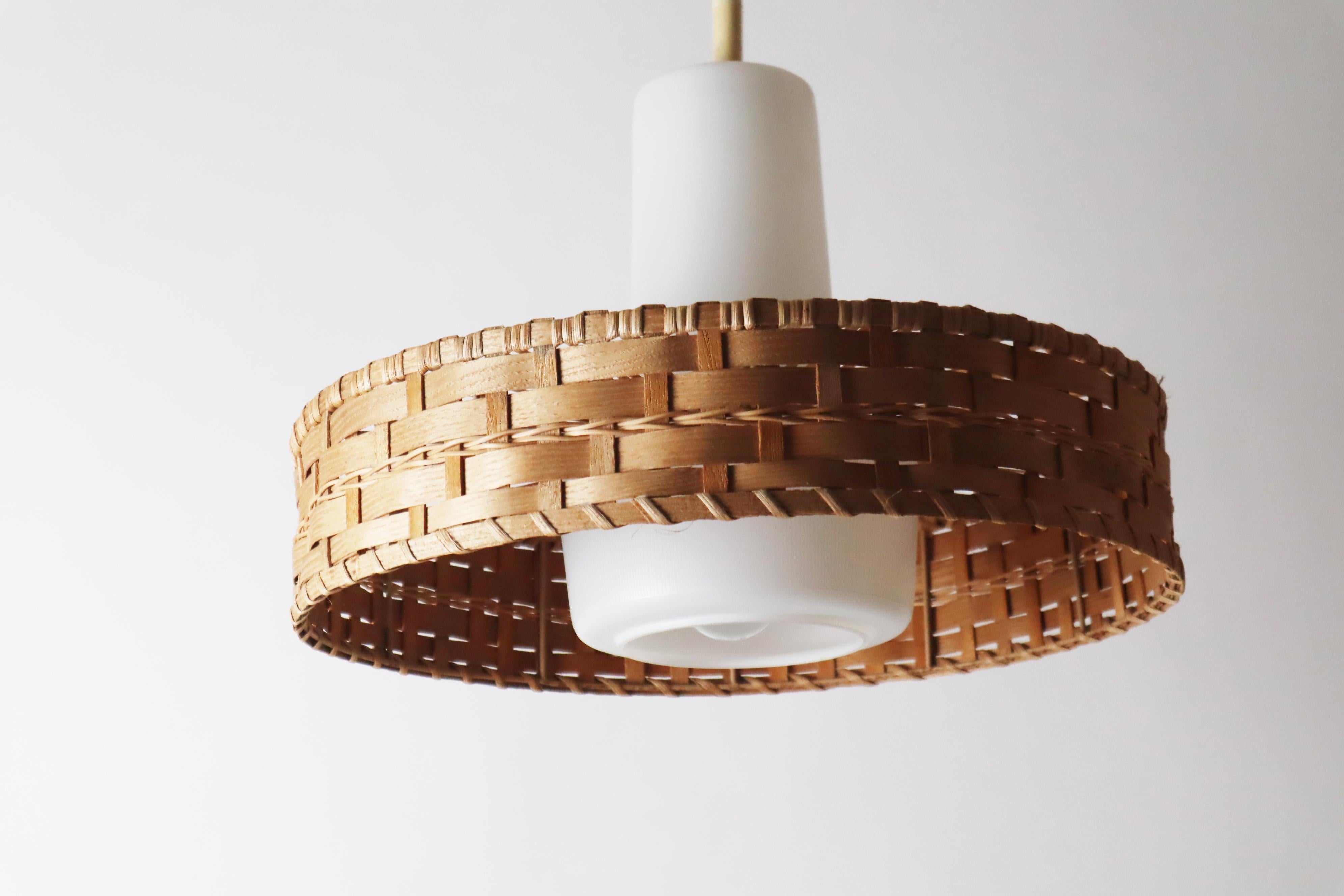Lampada a sospensione moderna di metà secolo in vetro, legno di pino e rafia di Doria in vendita 1