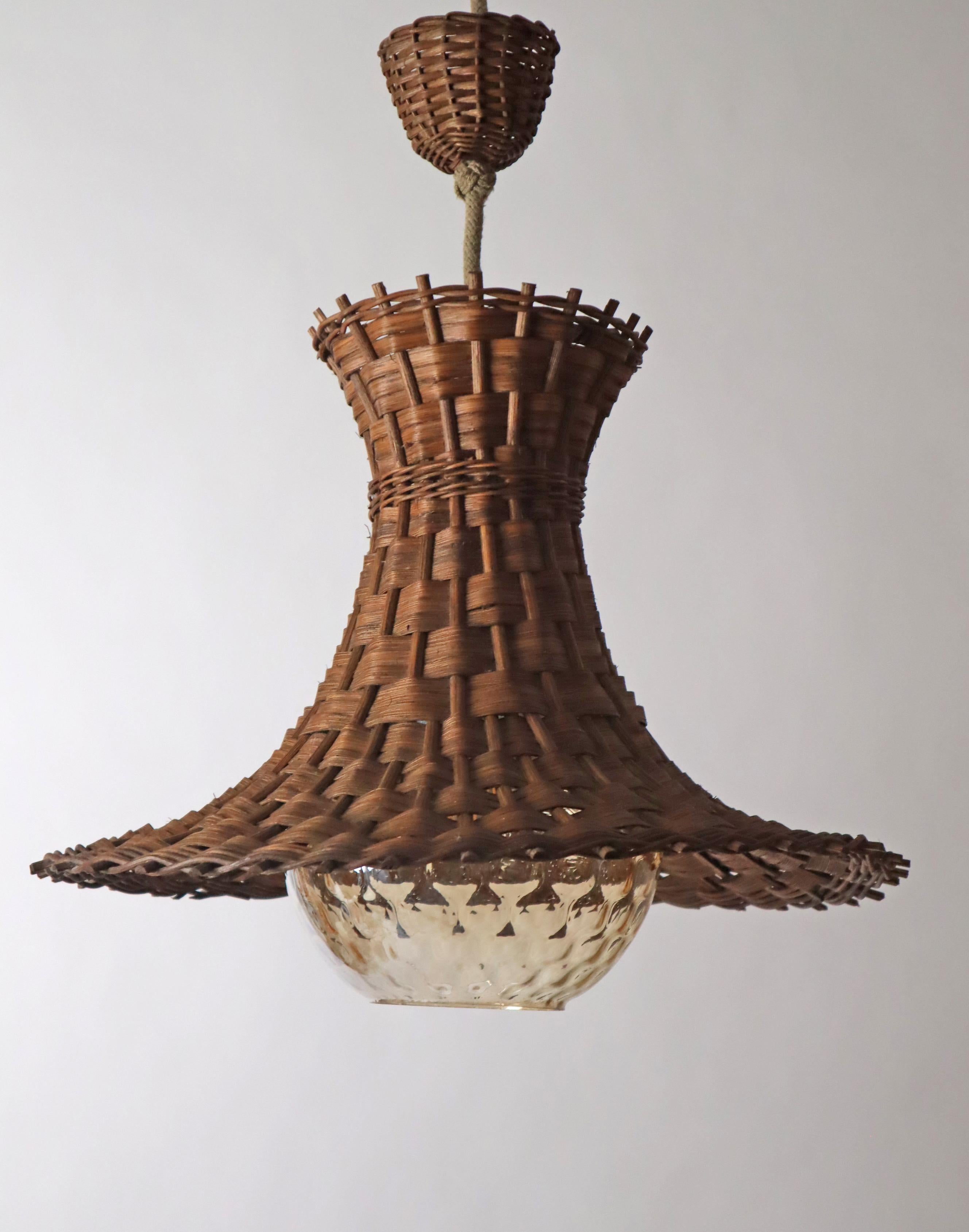 Lámpara moderna de mediados de siglo de madera tejida y sauce en forma de tulipán Hecho a mano en venta