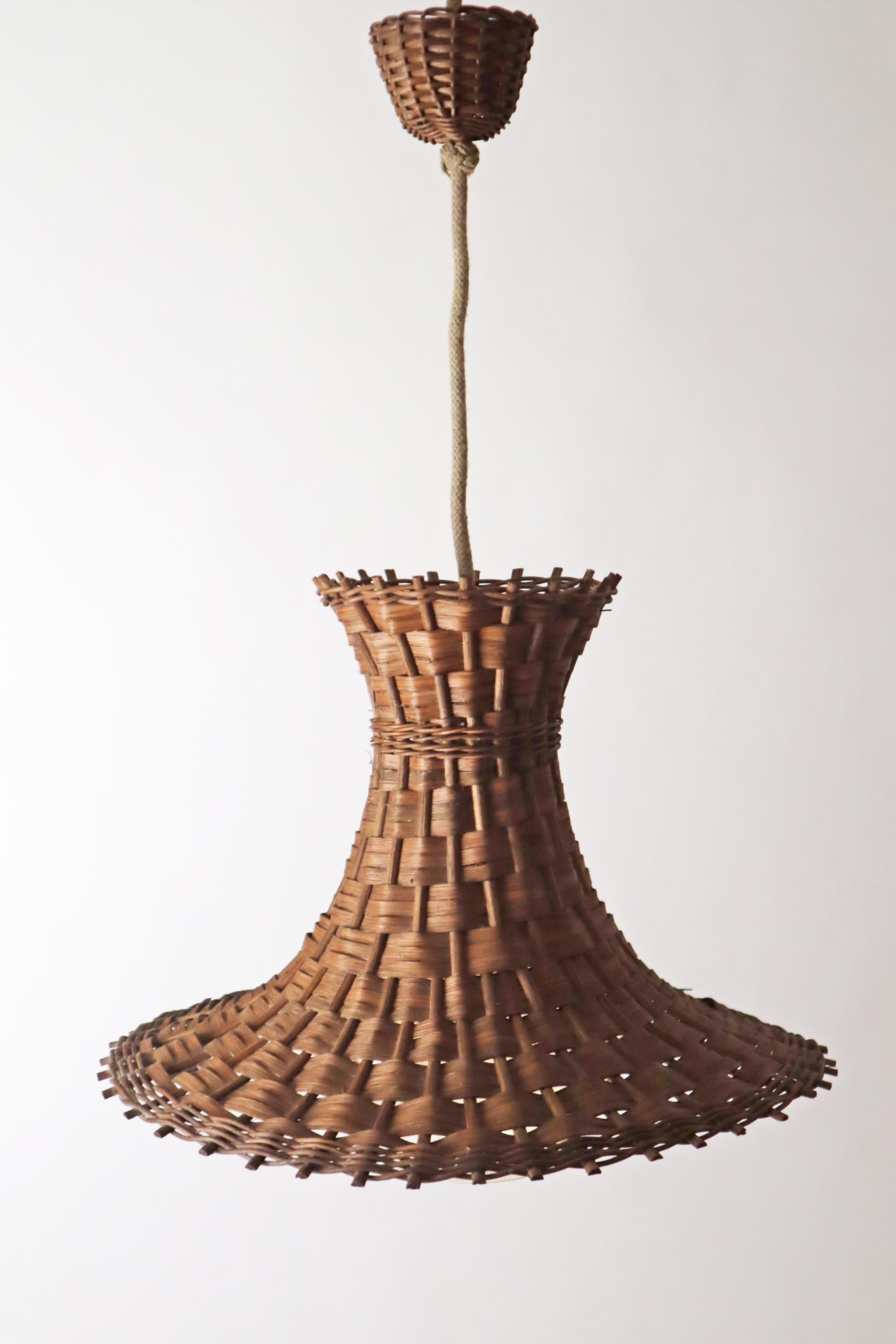 Lámpara moderna de mediados de siglo de madera tejida y sauce en forma de tulipán mediados del siglo XX en venta